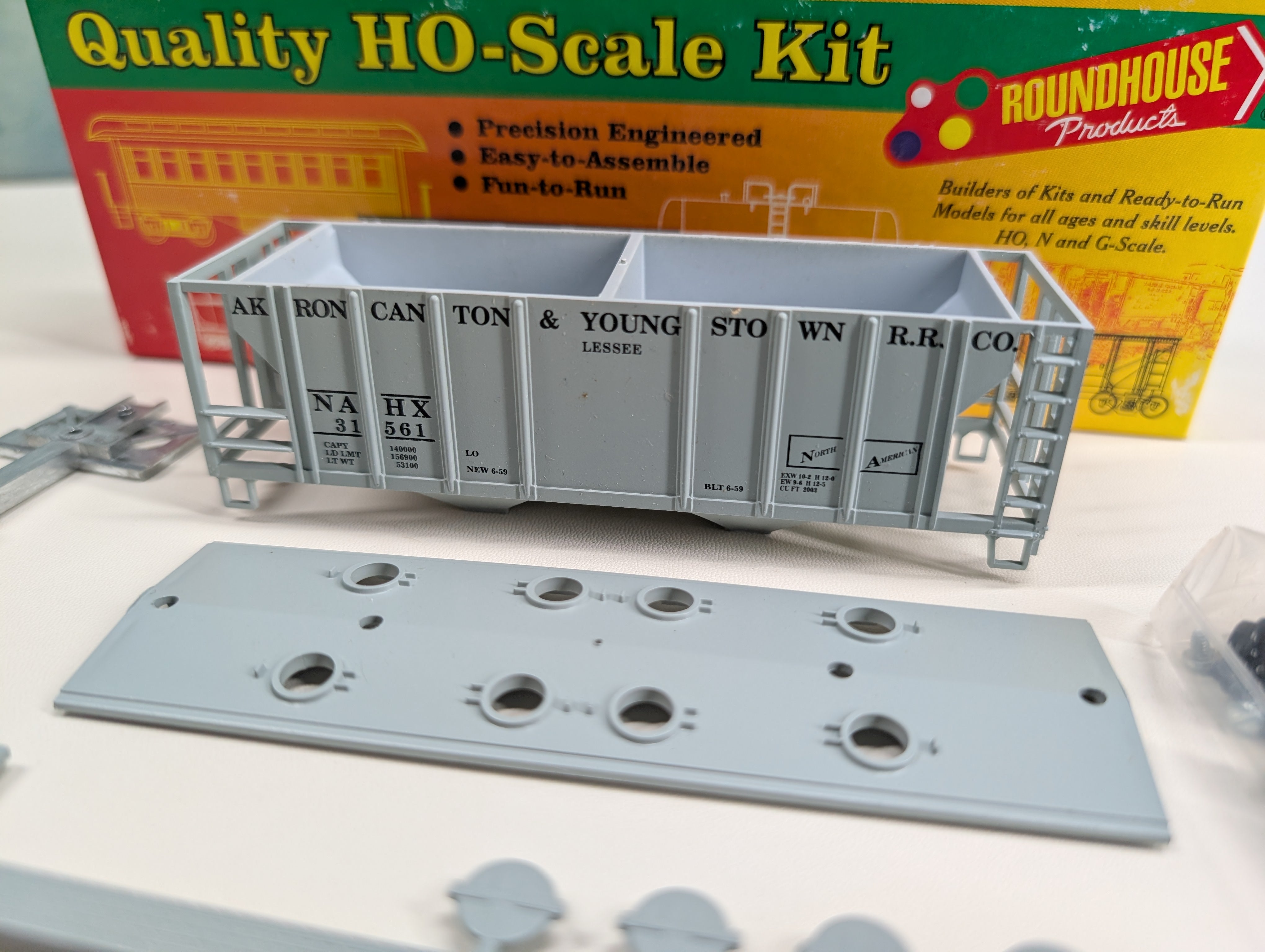 USED Roundhouse HO Scale 2 Bay Covered Hopper Akron Canton & Youngstown NAHX #31561 KIT