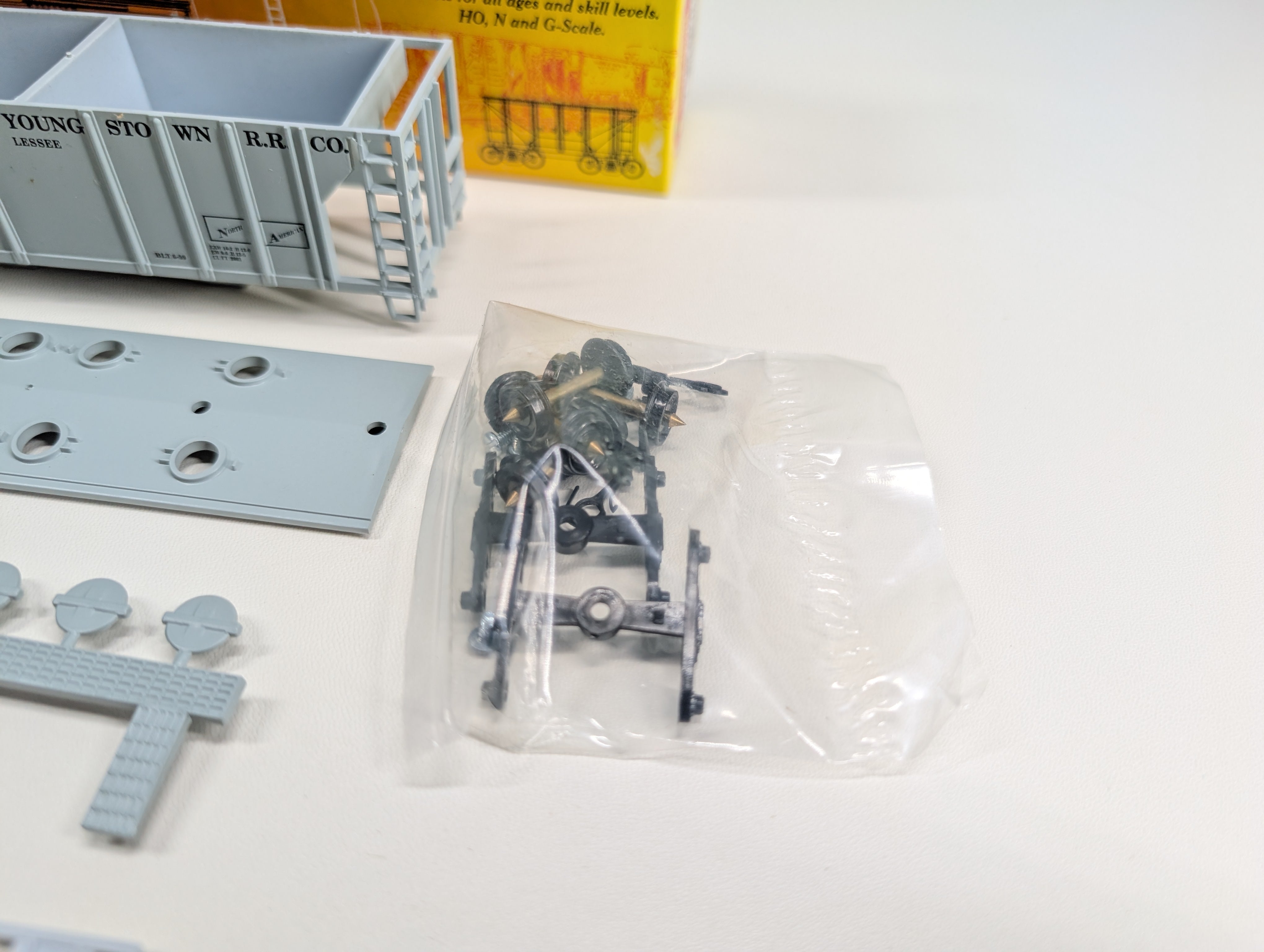 USED Roundhouse HO Scale 2 Bay Covered Hopper Akron Canton & Youngstown NAHX #31561 KIT