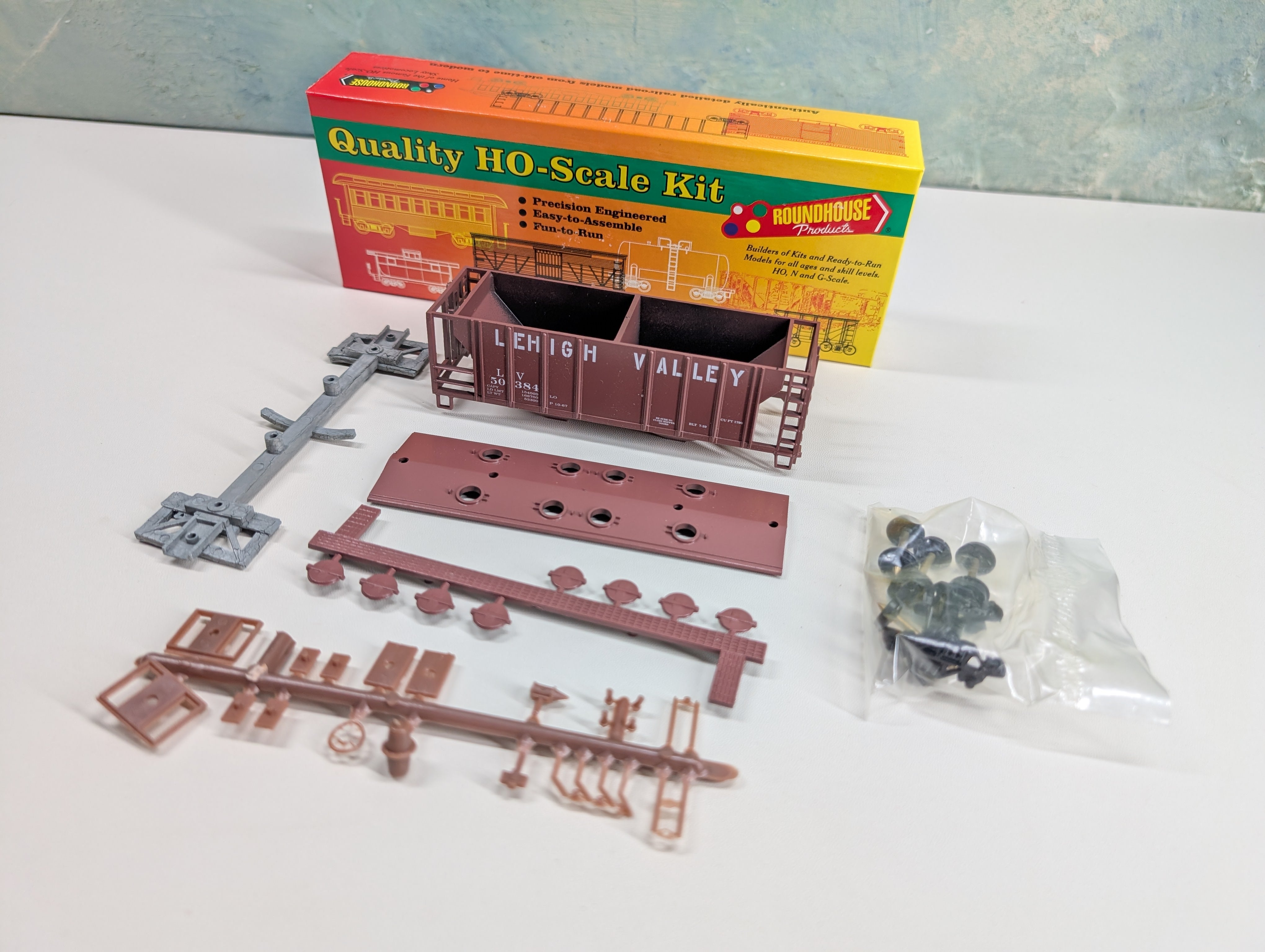 USED Roundhouse HO Scale 2 Bay Covered Hopper Lehigh Valley LV #50384 KIT