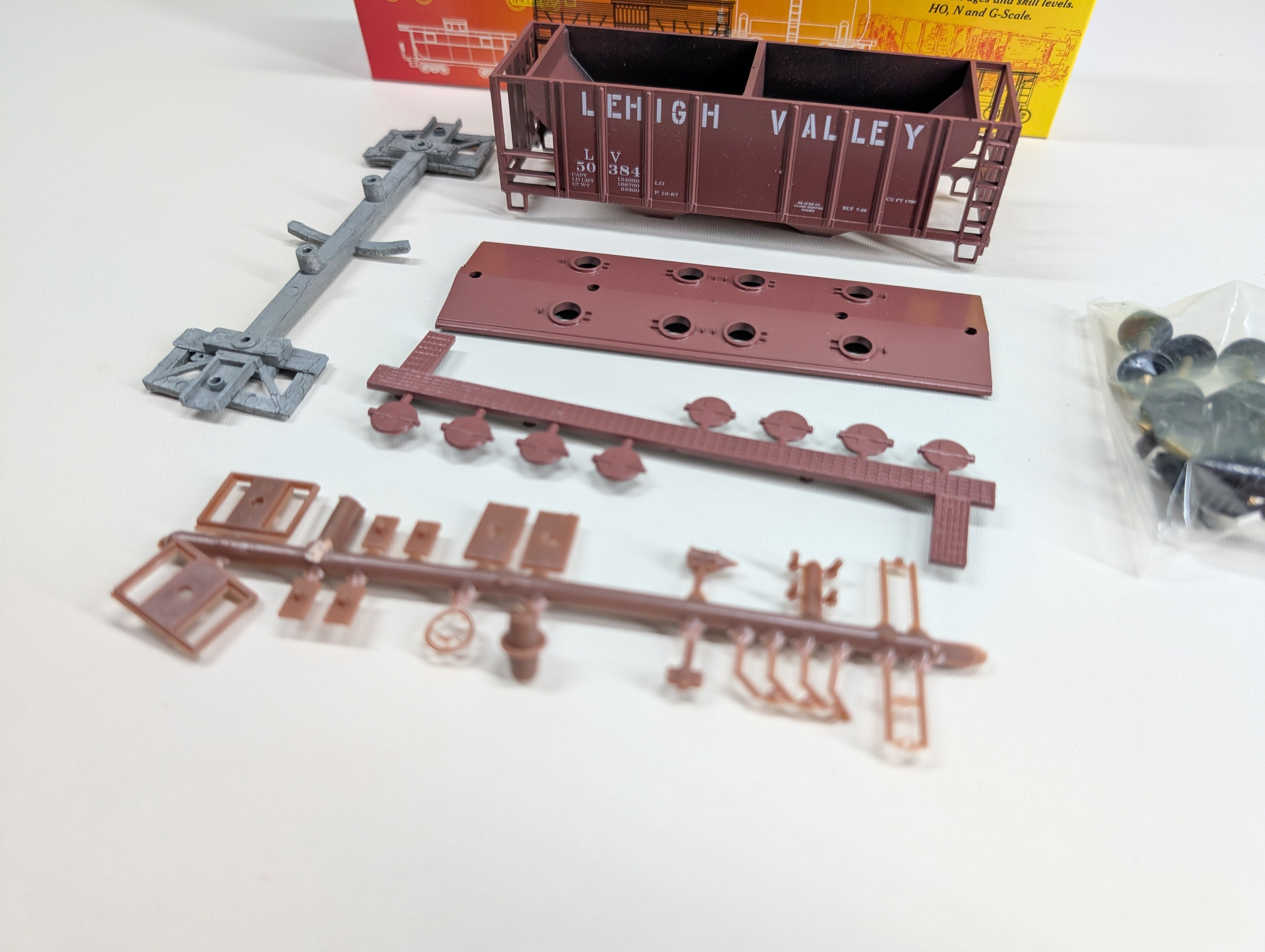 USED Roundhouse HO Scale 2 Bay Covered Hopper Lehigh Valley LV #50384 KIT