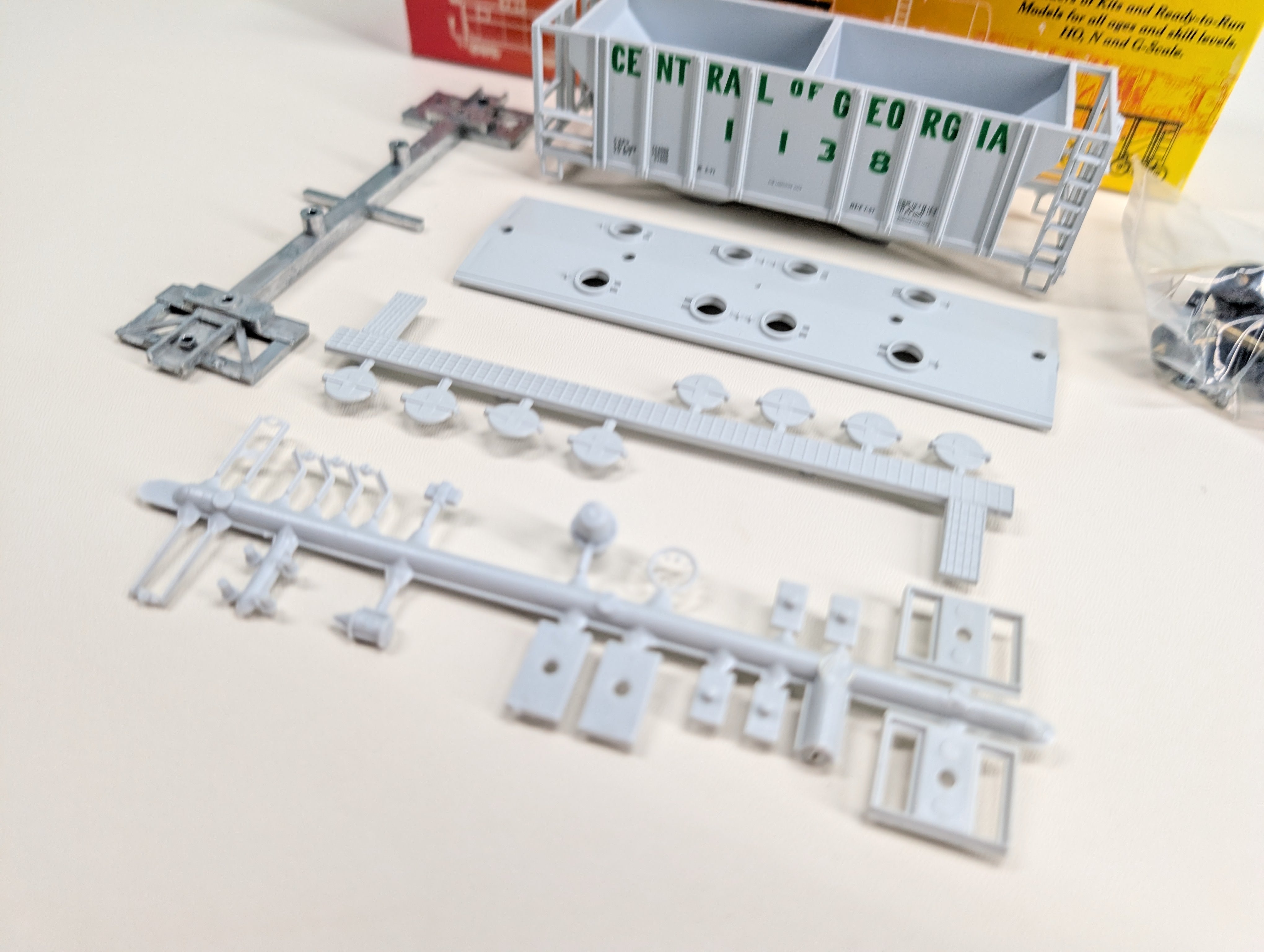 USED Roundhouse HO Scale 2 Bay Covered Hopper Central of Georgia #1138 KIT