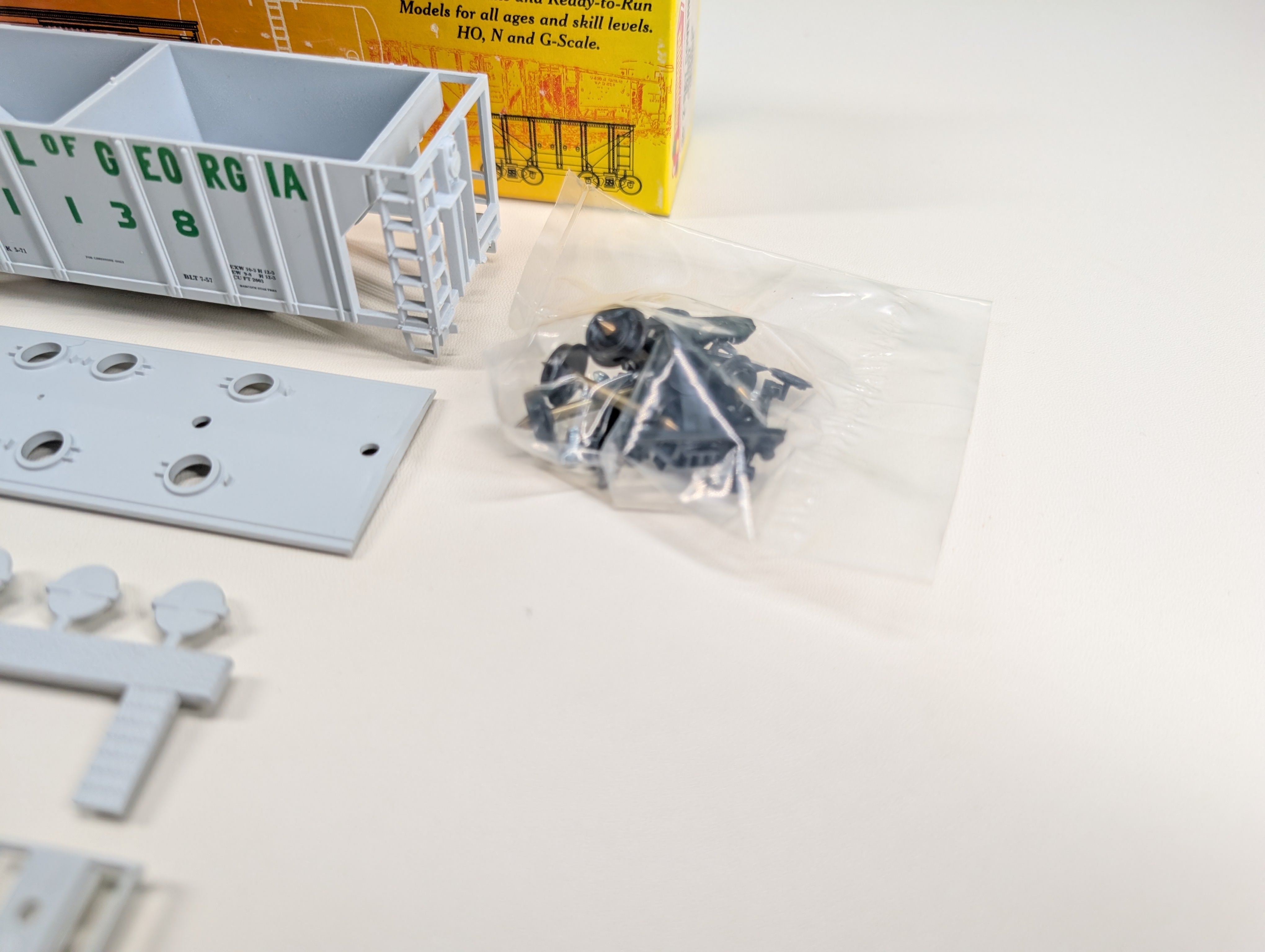 USED Roundhouse HO Scale 2 Bay Covered Hopper Central of Georgia #1138 KIT