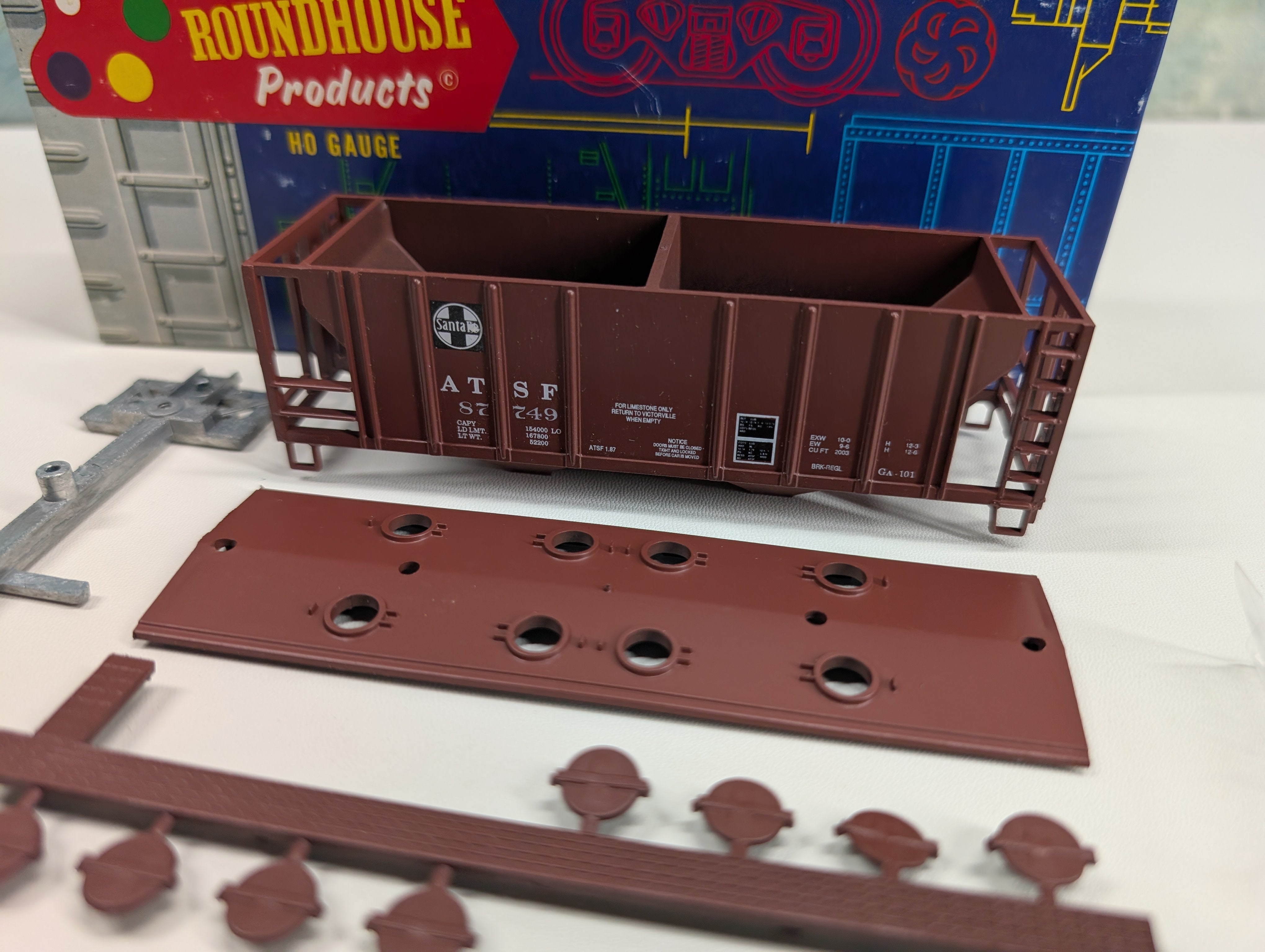 USED Roundhouse HO Scale 2 Bay Covered Hopper Santa Fe ATSF #87749 KIT