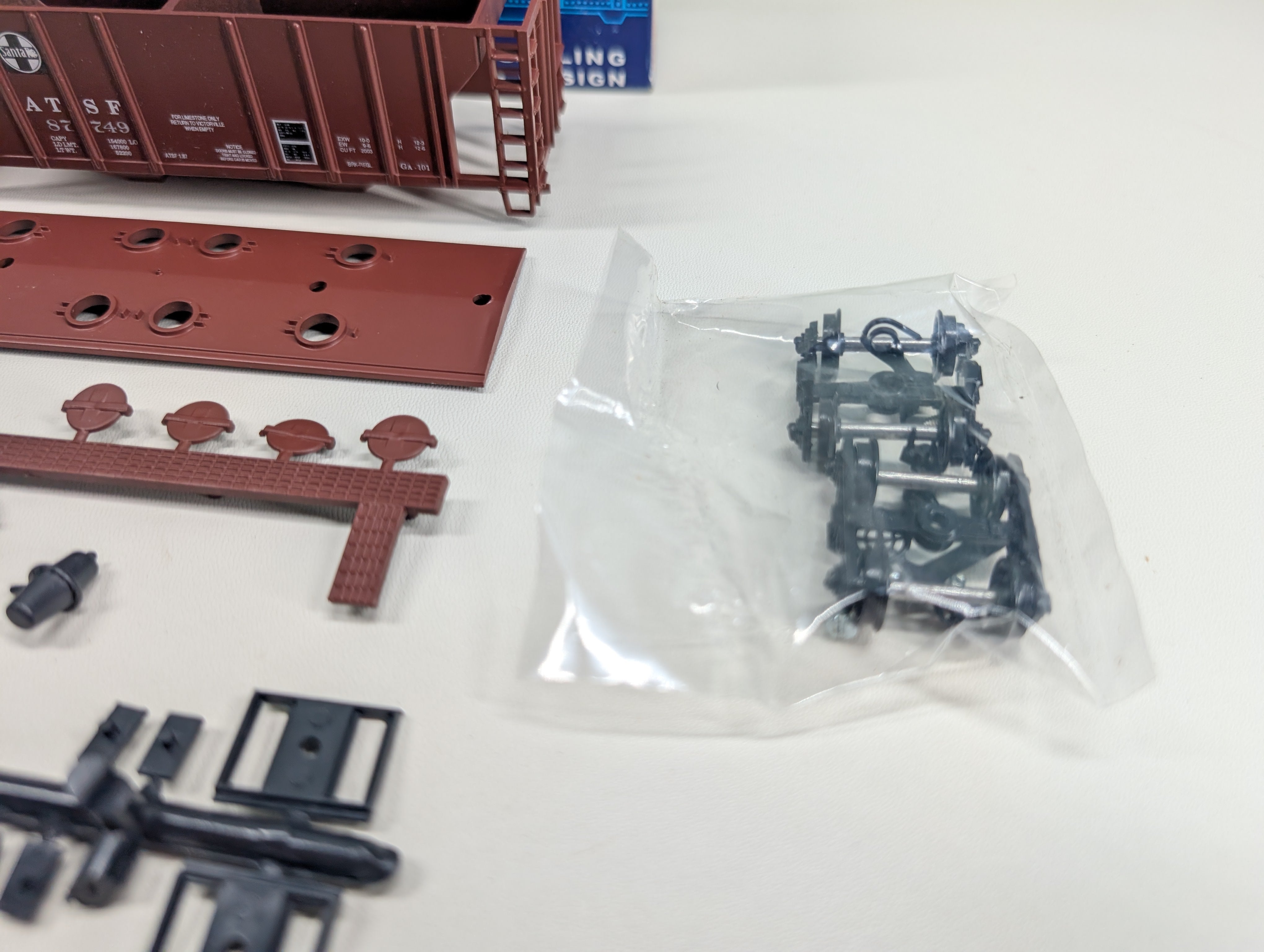 USED Roundhouse HO Scale 2 Bay Covered Hopper Santa Fe ATSF #87749 KIT
