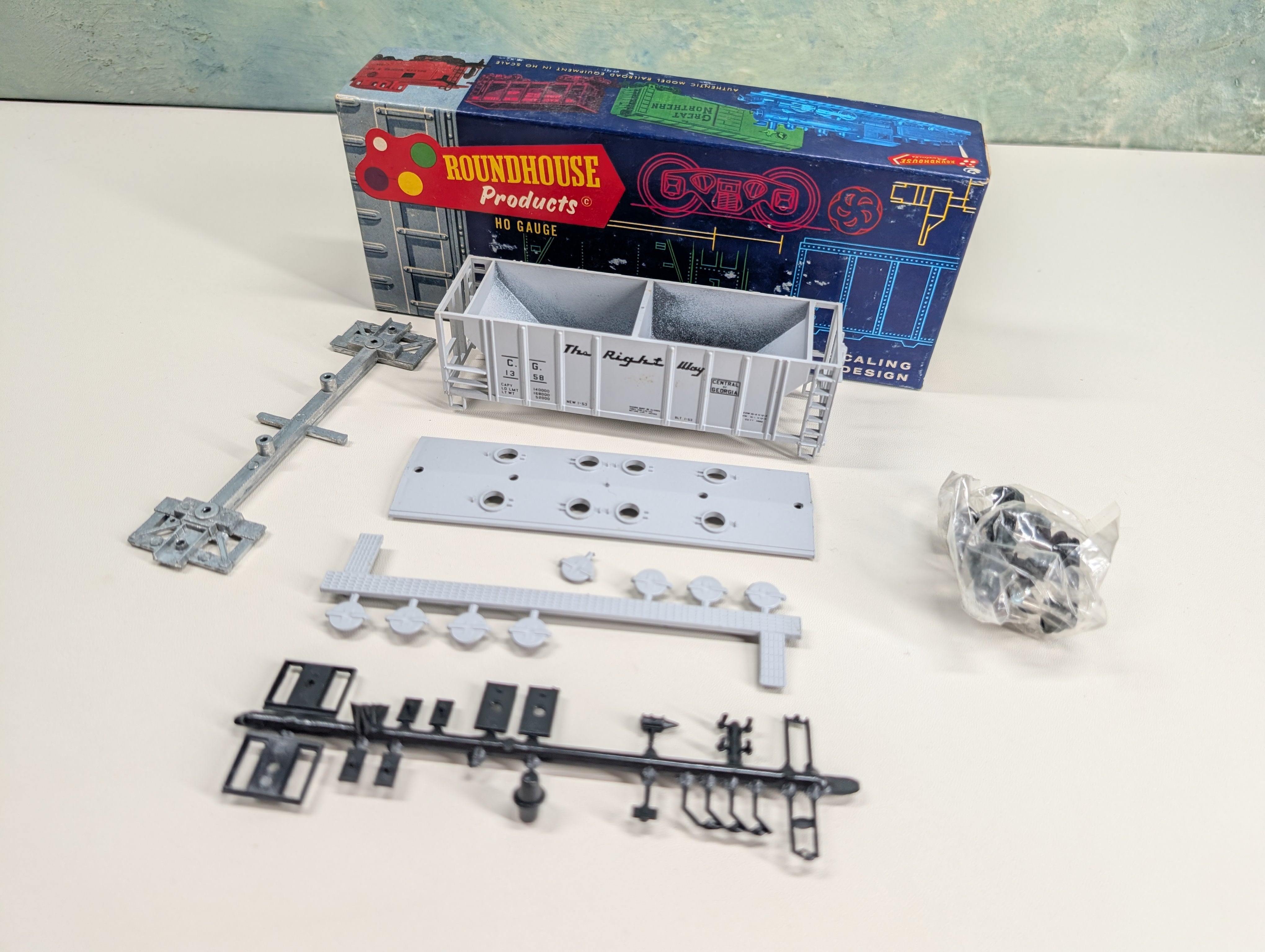 USED Roundhouse HO Scale 2 Bay Covered Hopper Central of Georgia CG #1358 Bev-Bel KIT