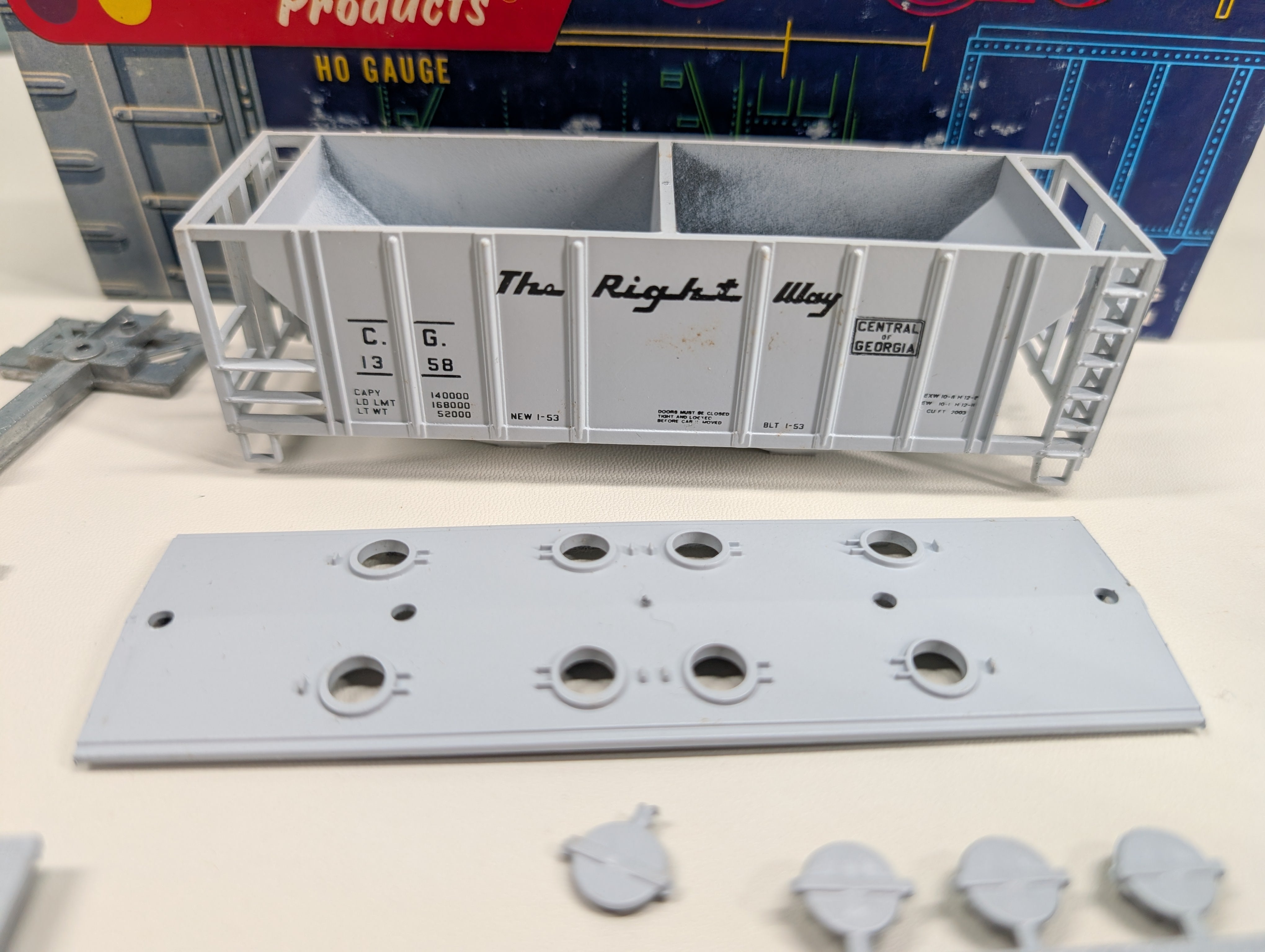 USED Roundhouse HO Scale 2 Bay Covered Hopper Central of Georgia CG #1358 Bev-Bel KIT