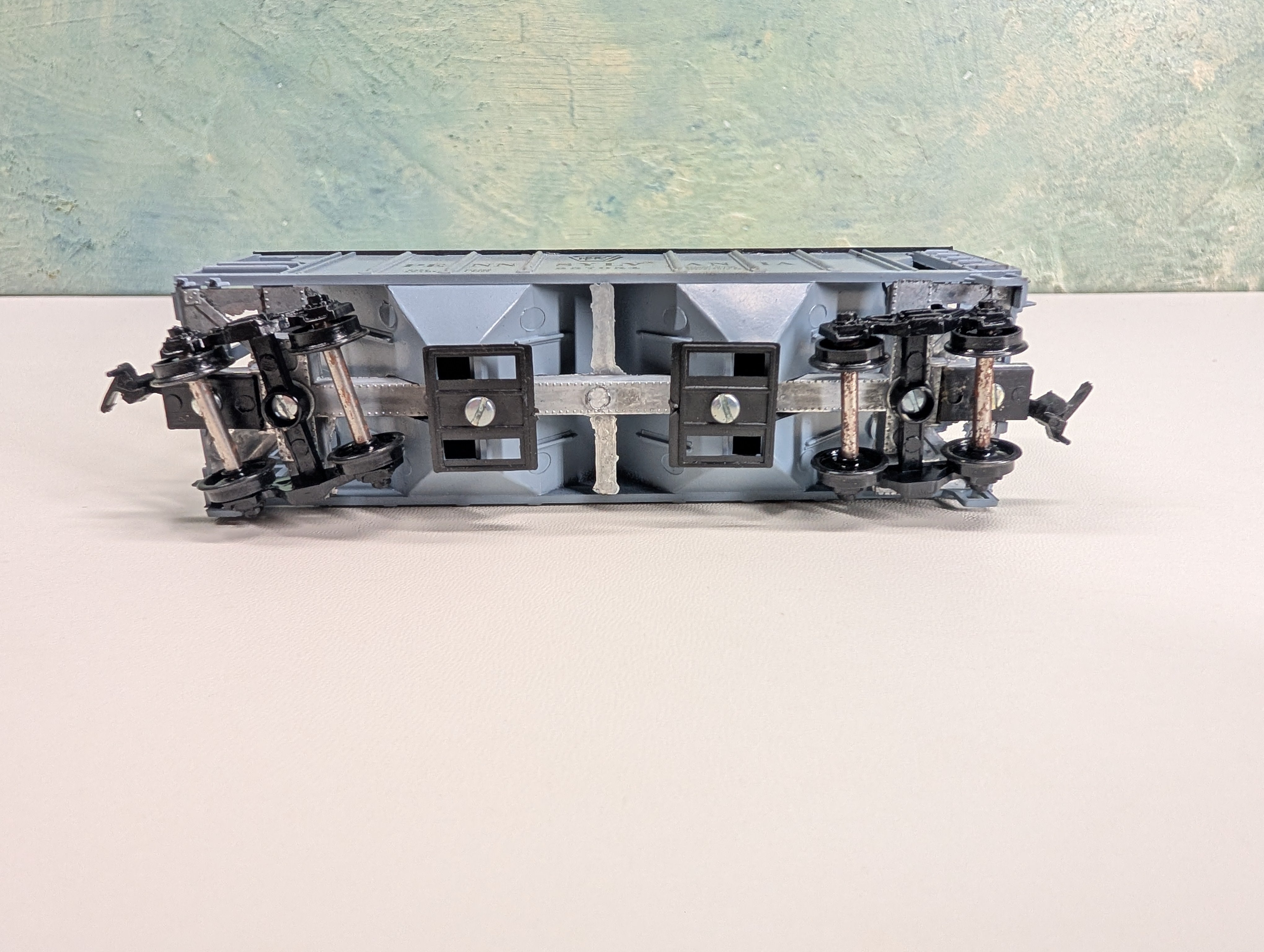 USED Roundhouse HO Scale 2 Bay Covered Hopper Pennsylvania PRR #257054