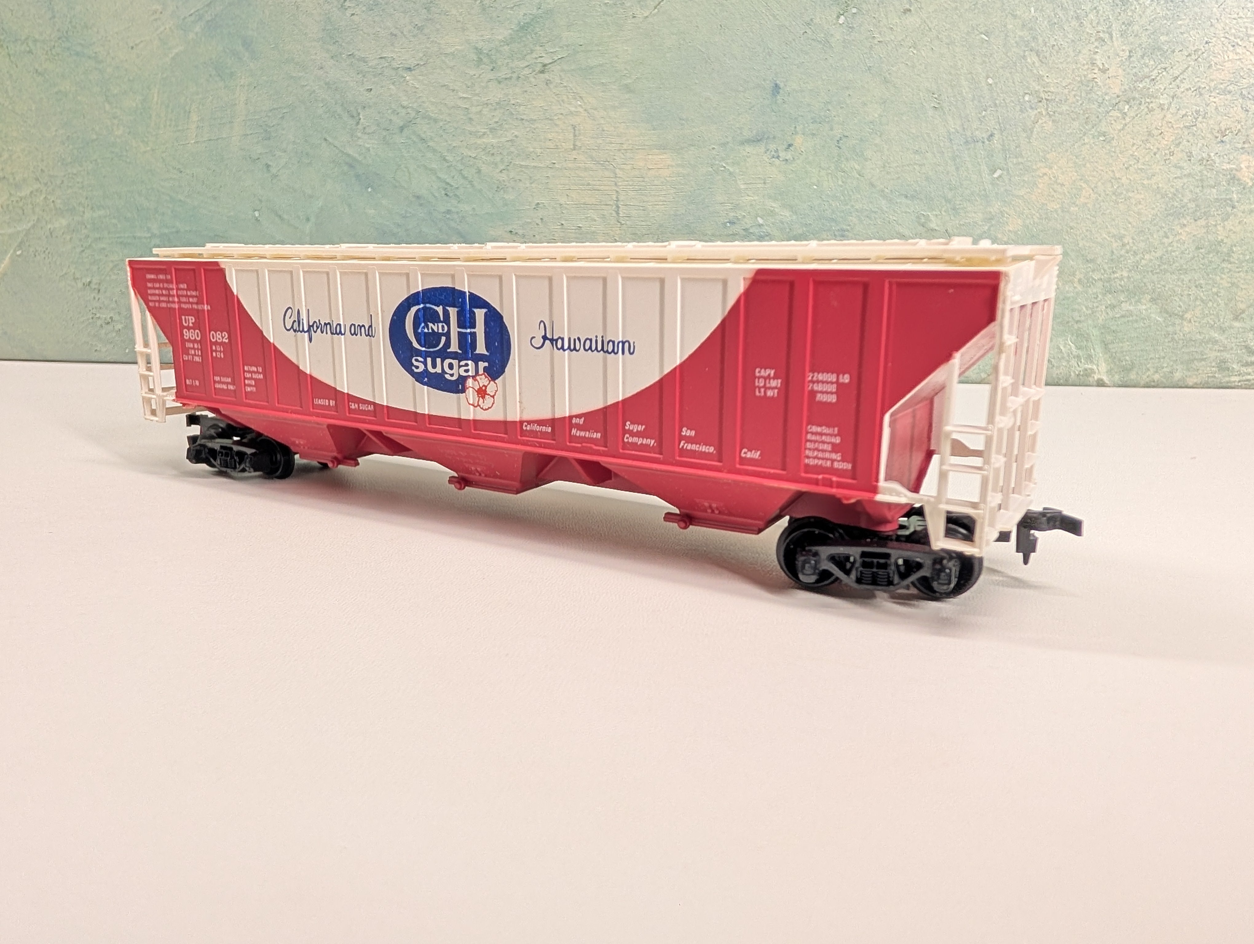 USED Tyco HO Scale 3 Bay Covered Hopper C and H Sugar UP #960082