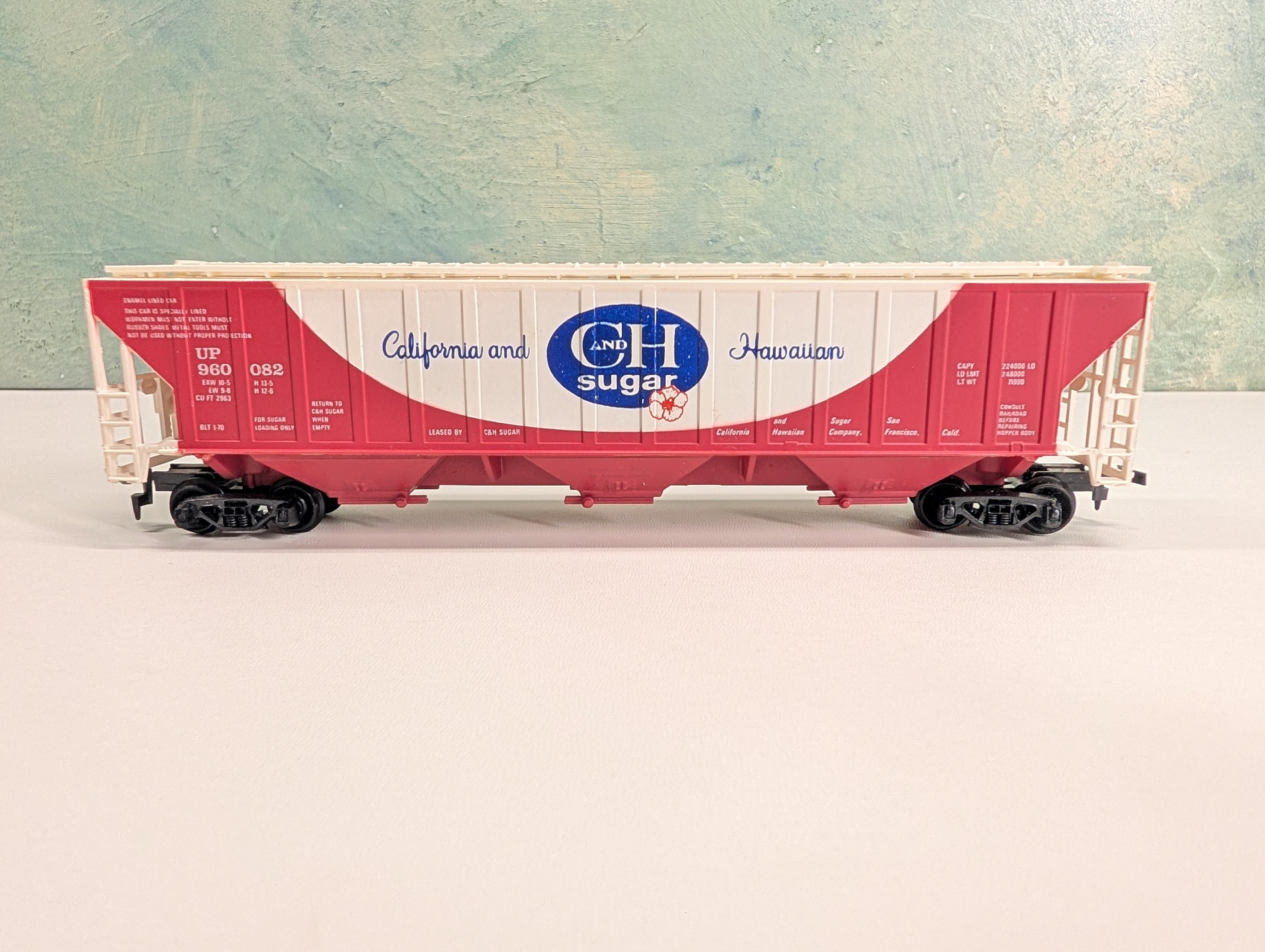 USED Tyco HO Scale 3 Bay Covered Hopper C and H Sugar UP #960082