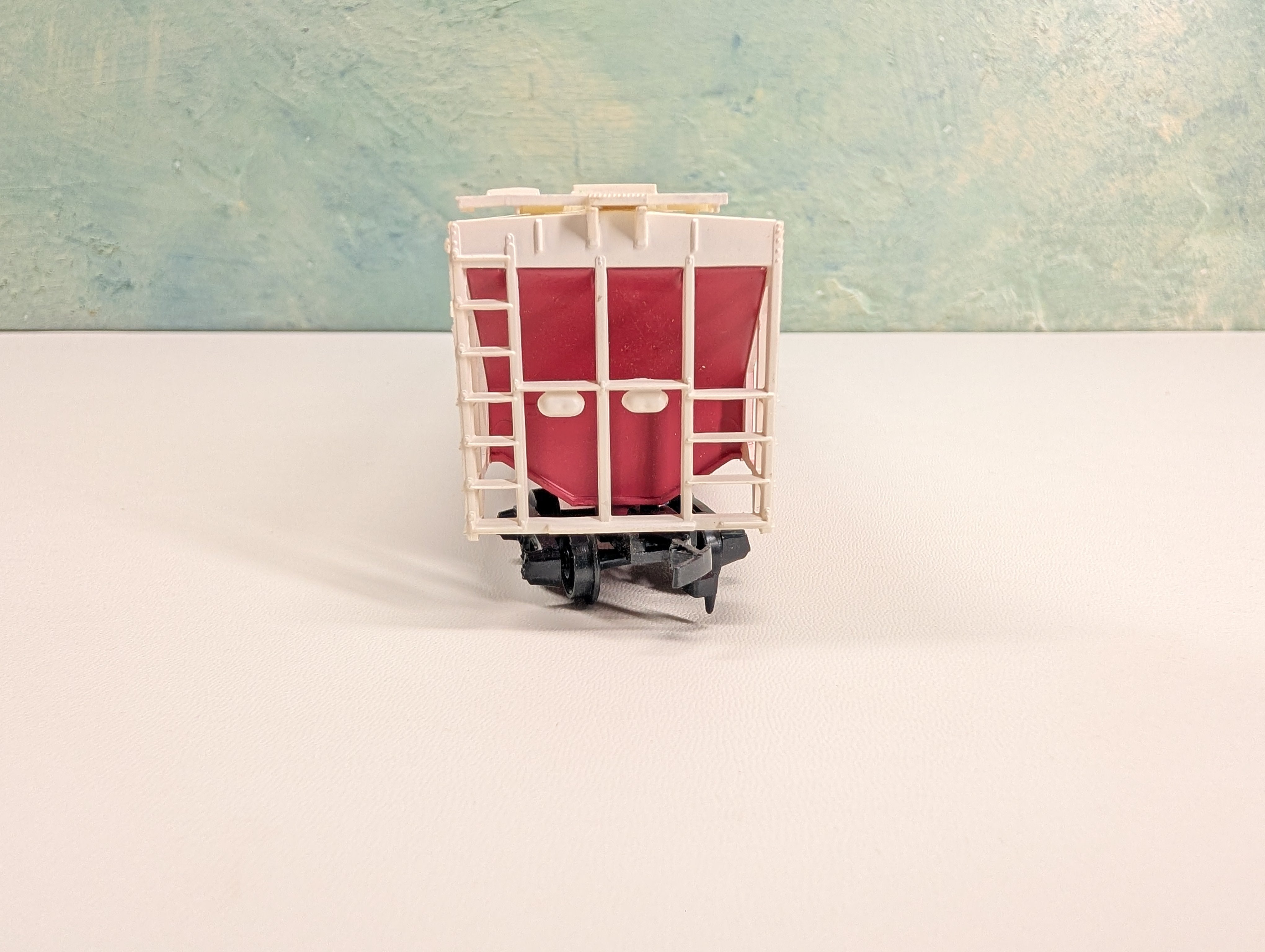 USED Tyco HO Scale 3 Bay Covered Hopper C and H Sugar UP #960082
