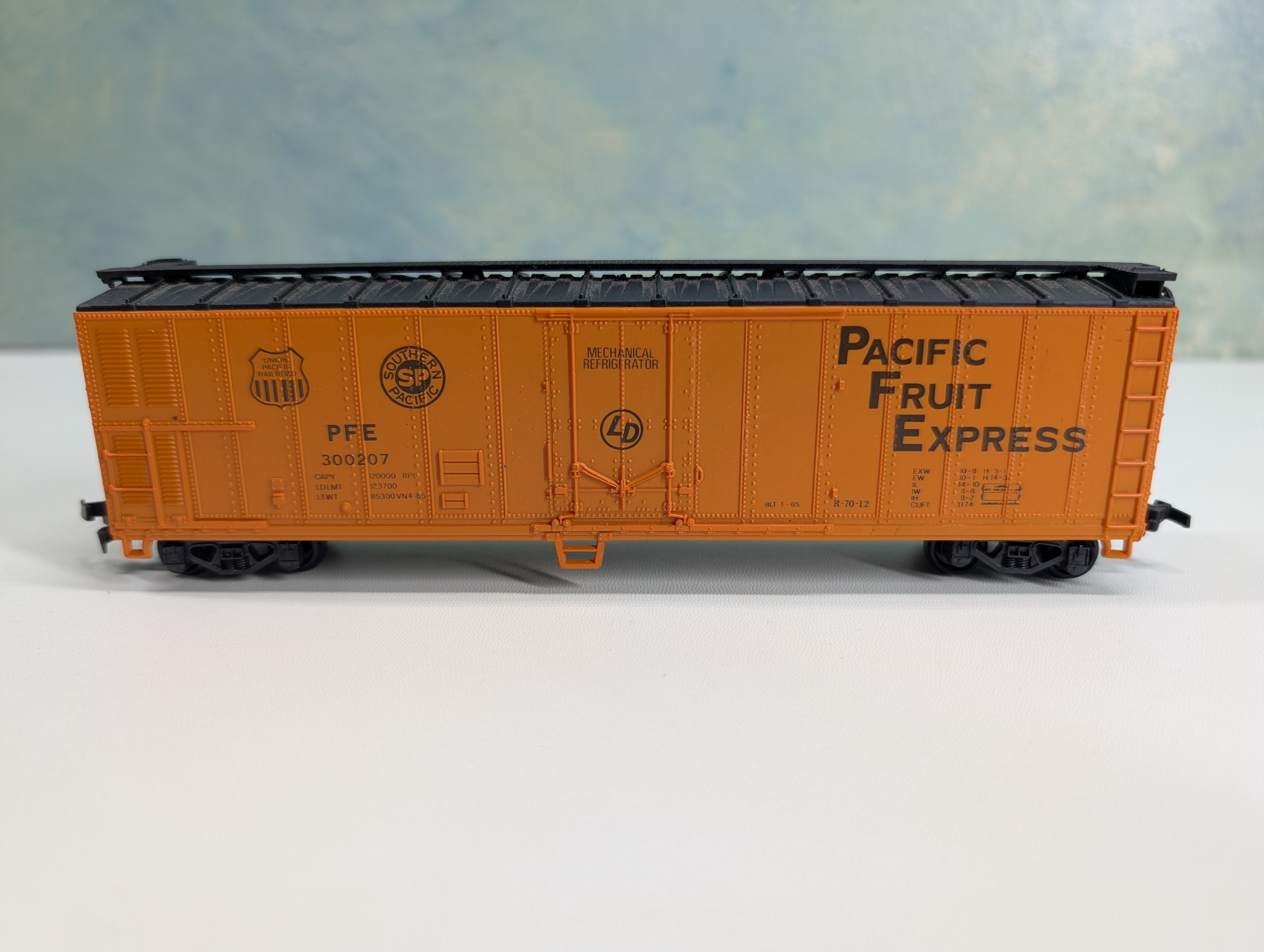 USED LIMA HO Scale 50' Reefer Box Car Pacific Fruit Express PFE #300207