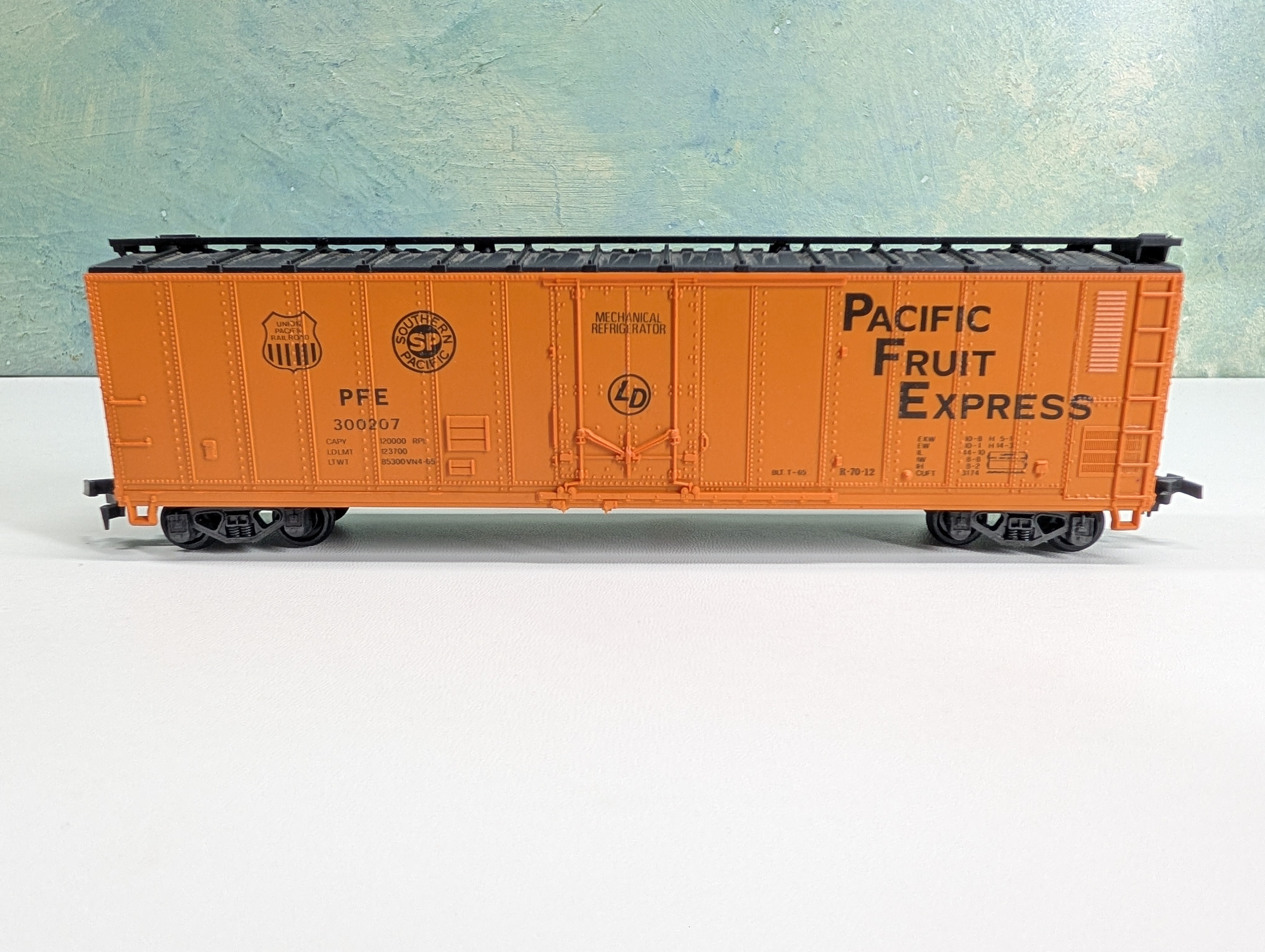 USED LIMA HO Scale 50' Reefer Box Car Pacific Fruit Express PFE #300207