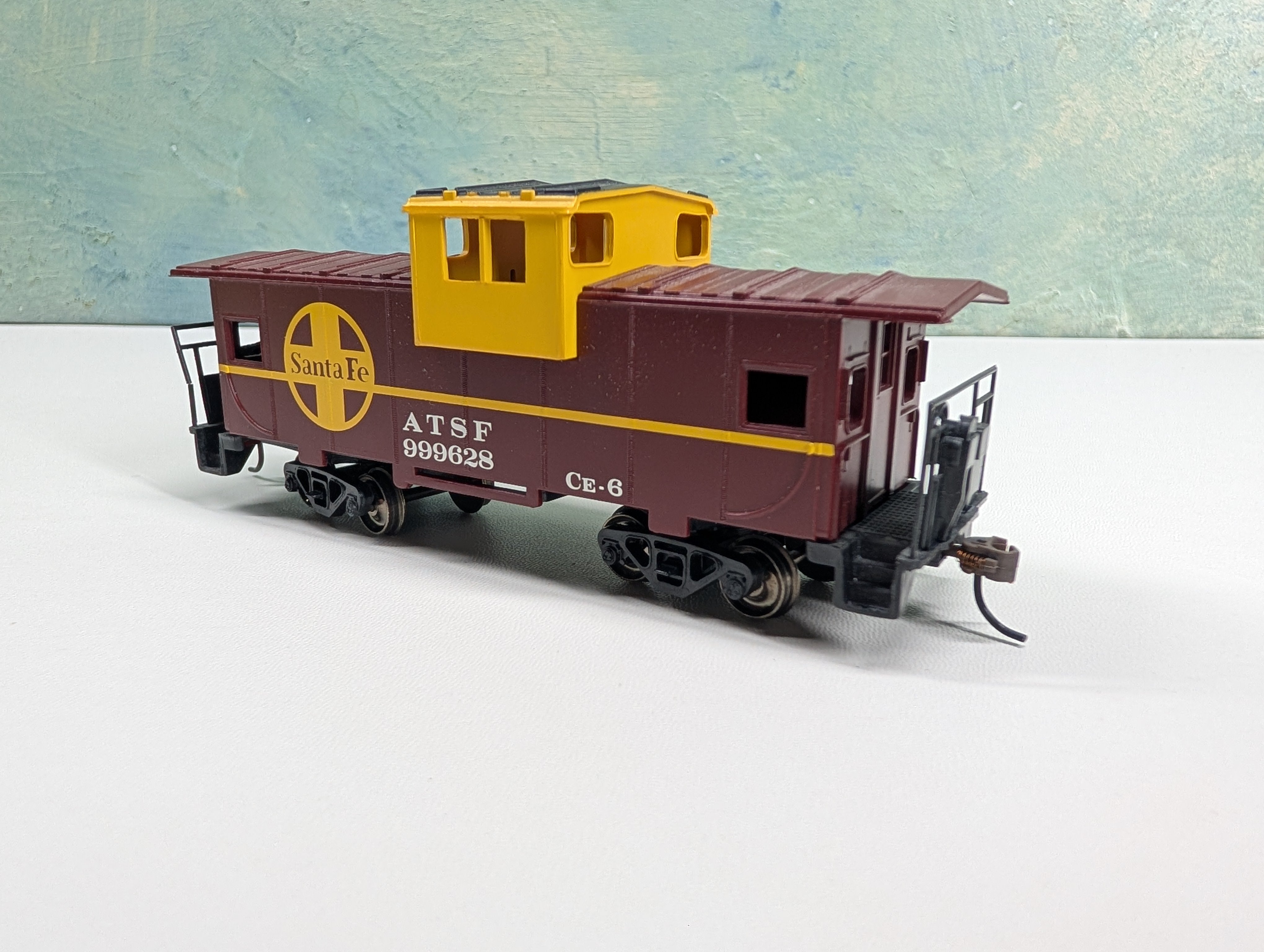 USED Bachmann HO Scale Modern Caboose w/ Gearboxes & Metal Wheels Santa Fe ATSF #999628
