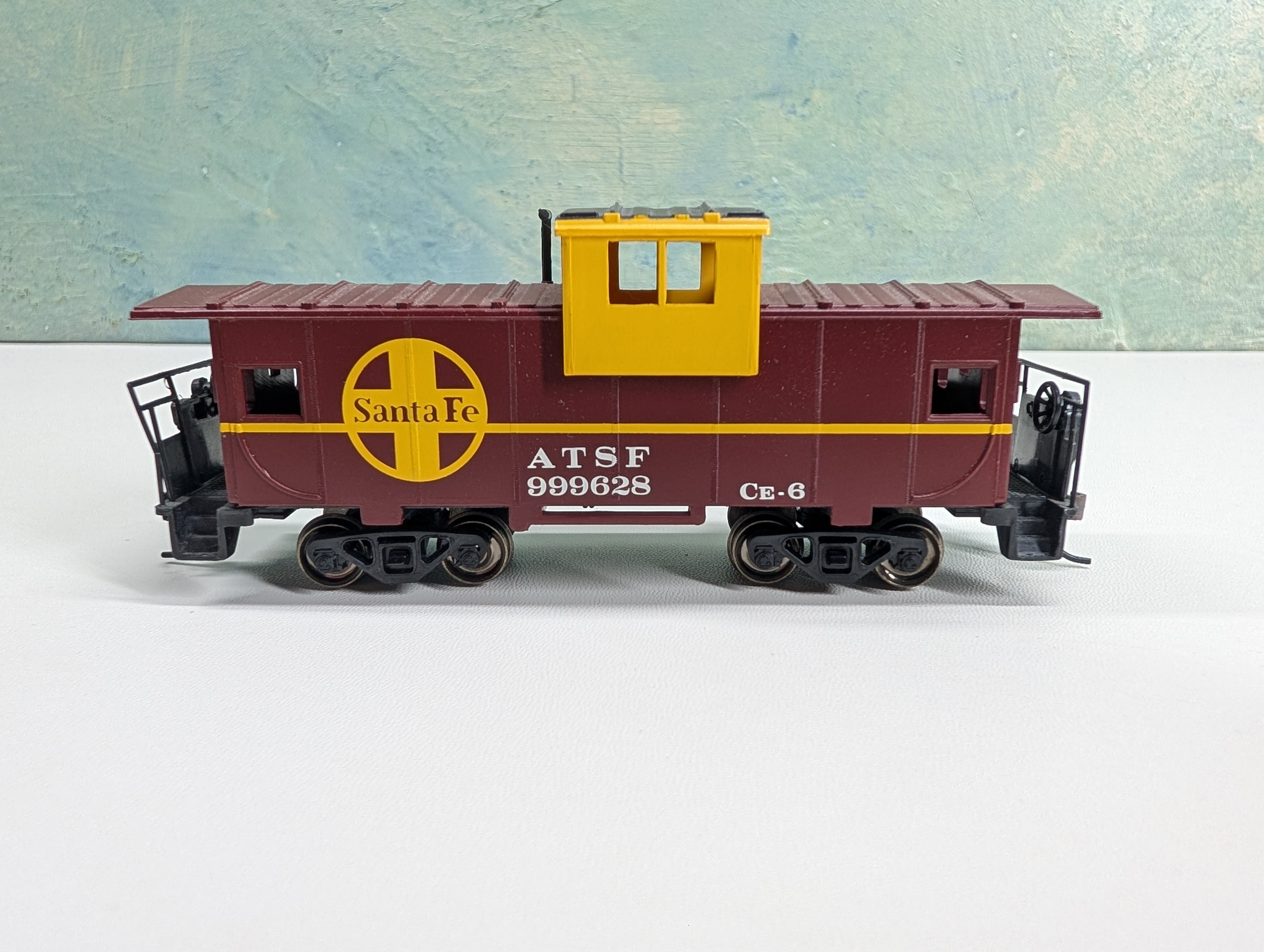 USED Bachmann HO Scale Modern Caboose w/ Gearboxes & Metal Wheels Santa Fe ATSF #999628