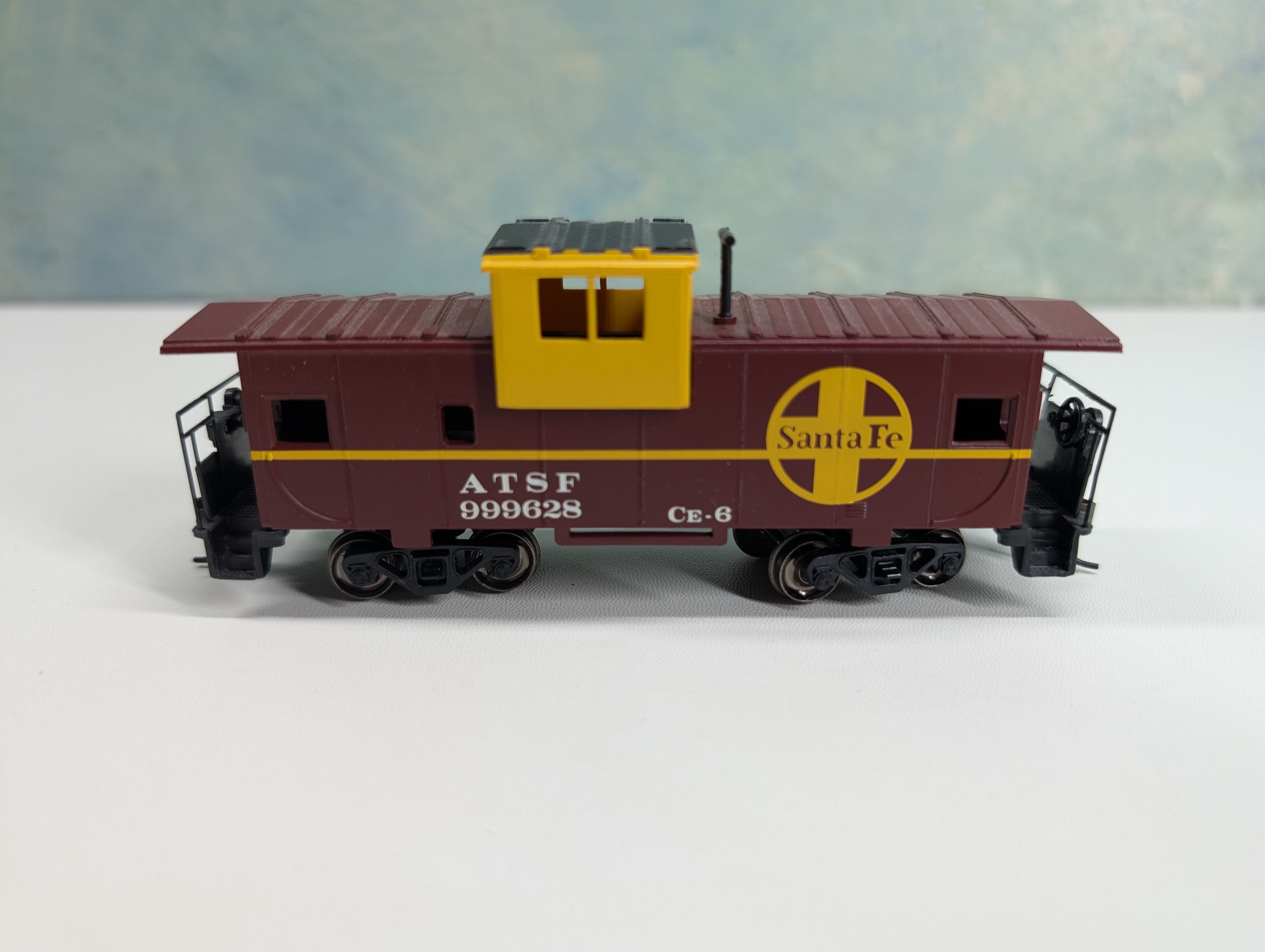 USED Bachmann HO Scale Modern Caboose w/ Gearboxes & Metal Wheels Santa Fe ATSF #999628