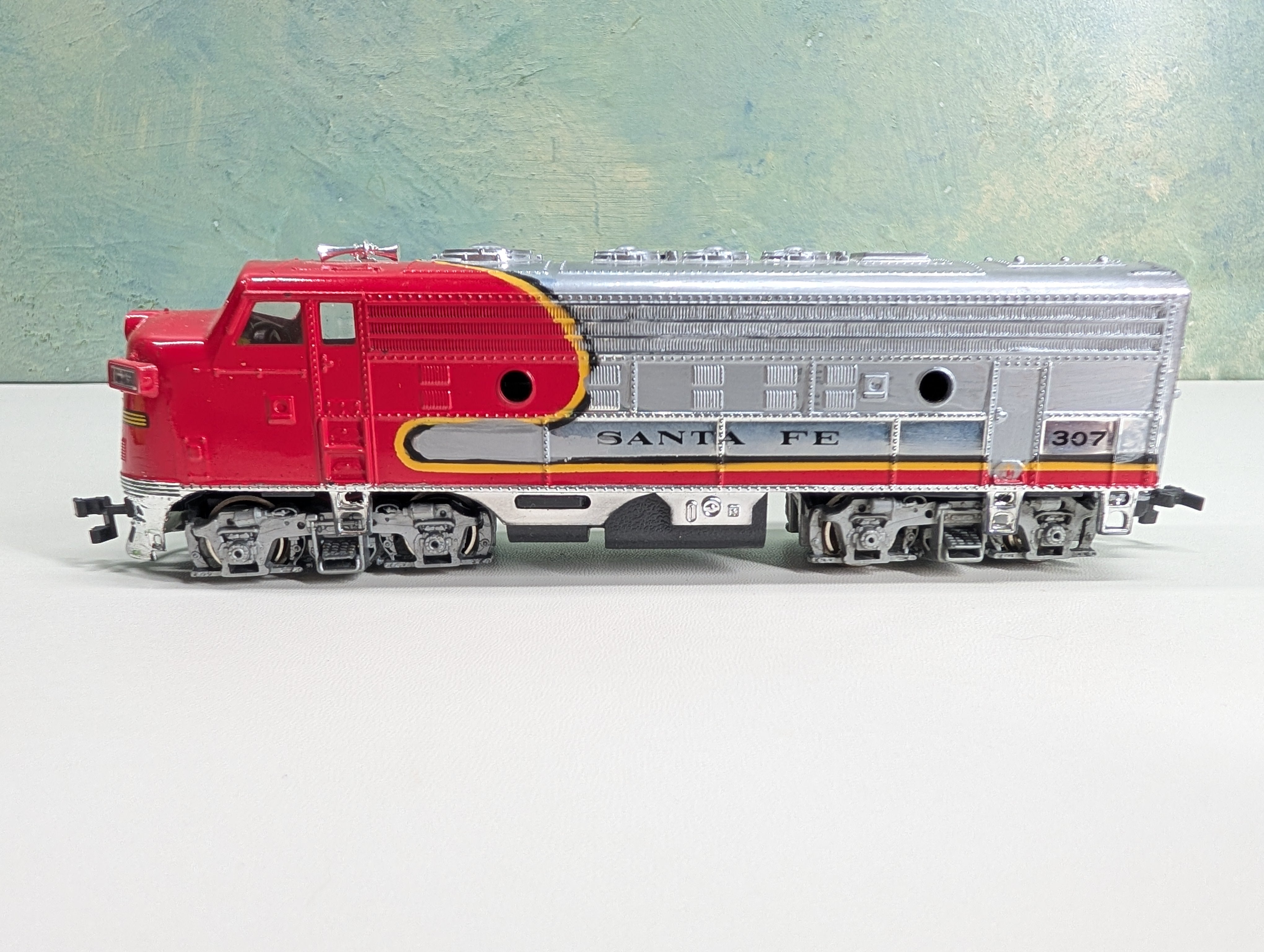 USED Bachmann HO Scale Diesel Locomotive Santa Fe #307 Tested! DC