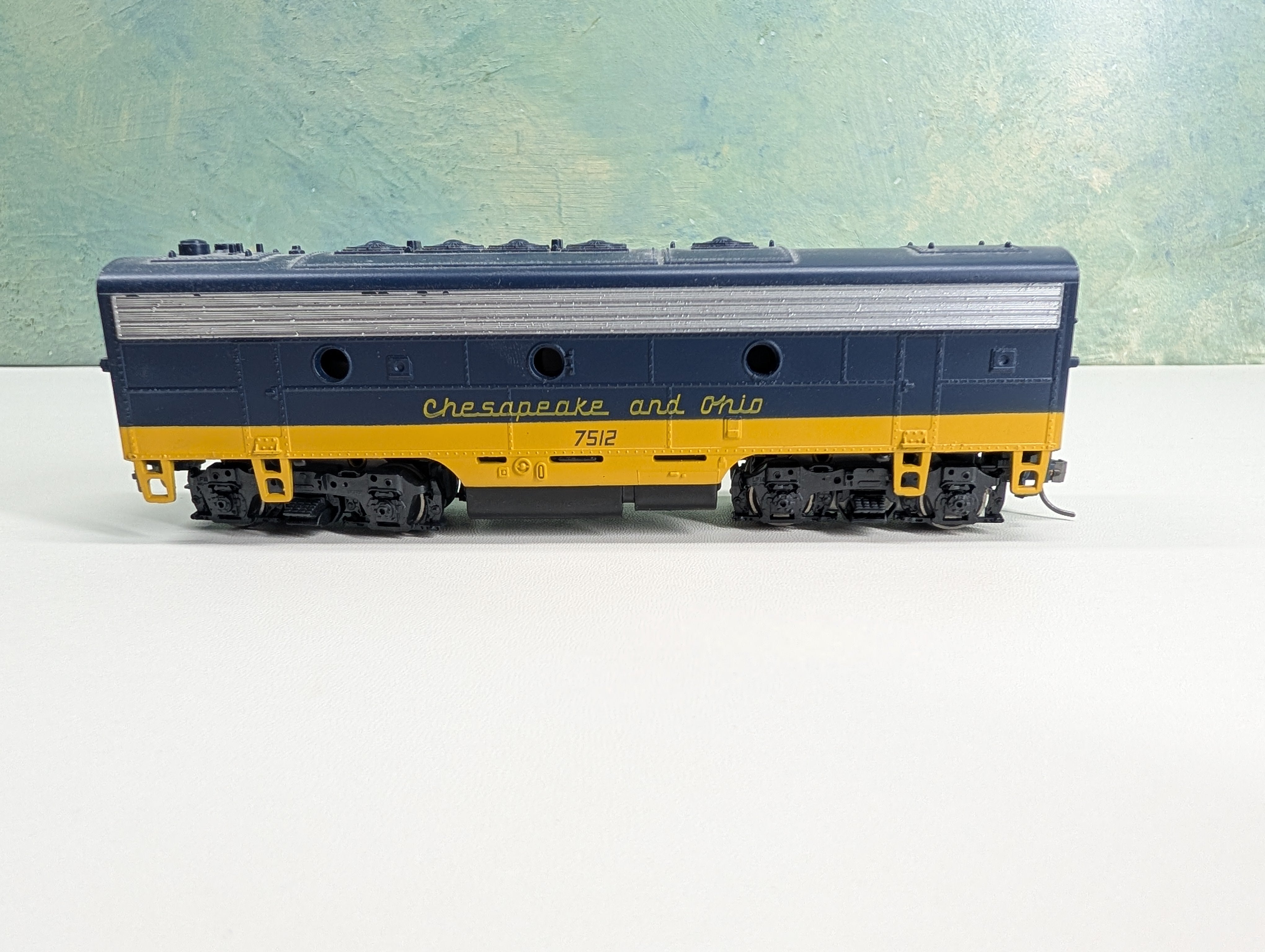 USED Athearn 3228 HO Scale F7B Super Power Diesel Locomotive Chesapeake and Ohio C&O #7512 Runs Great DC