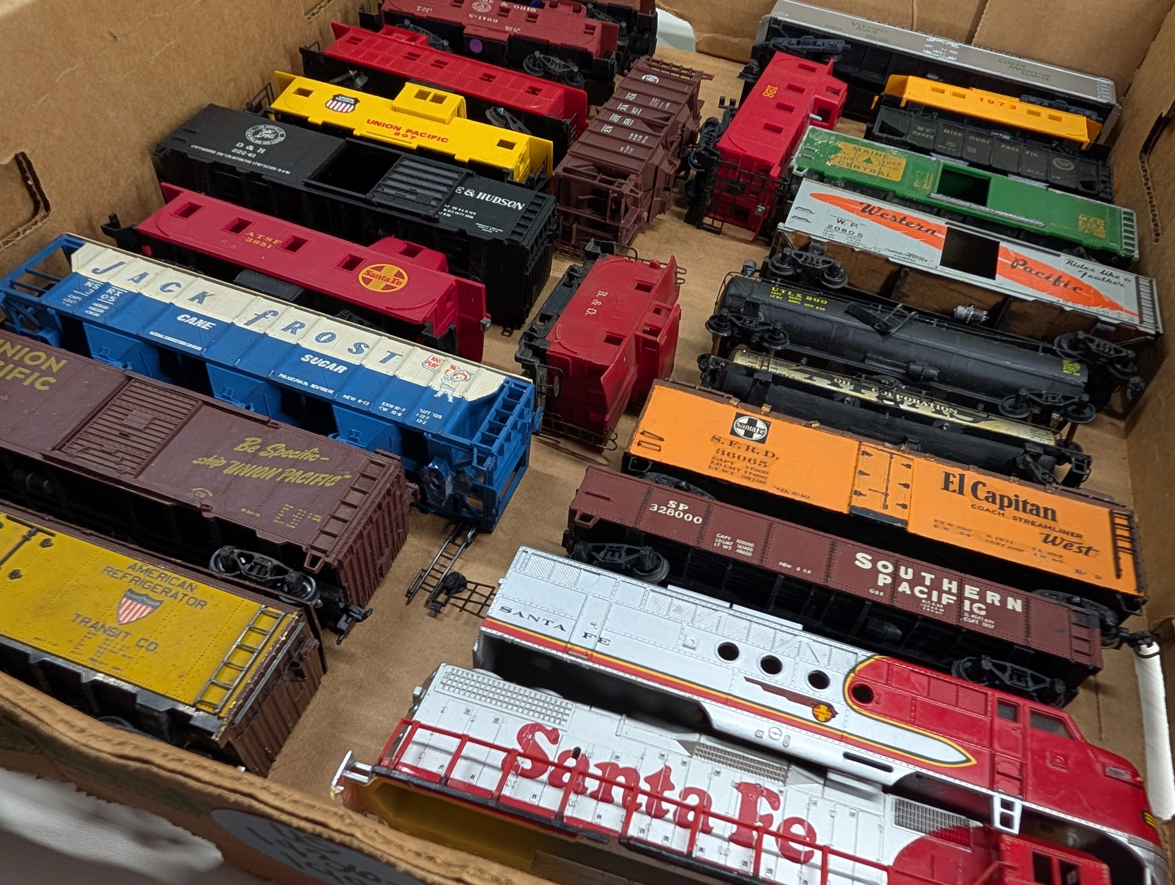 USED HO Scale Lot of Hoppers, Box Cars, Cabooses for Parts/Repairs