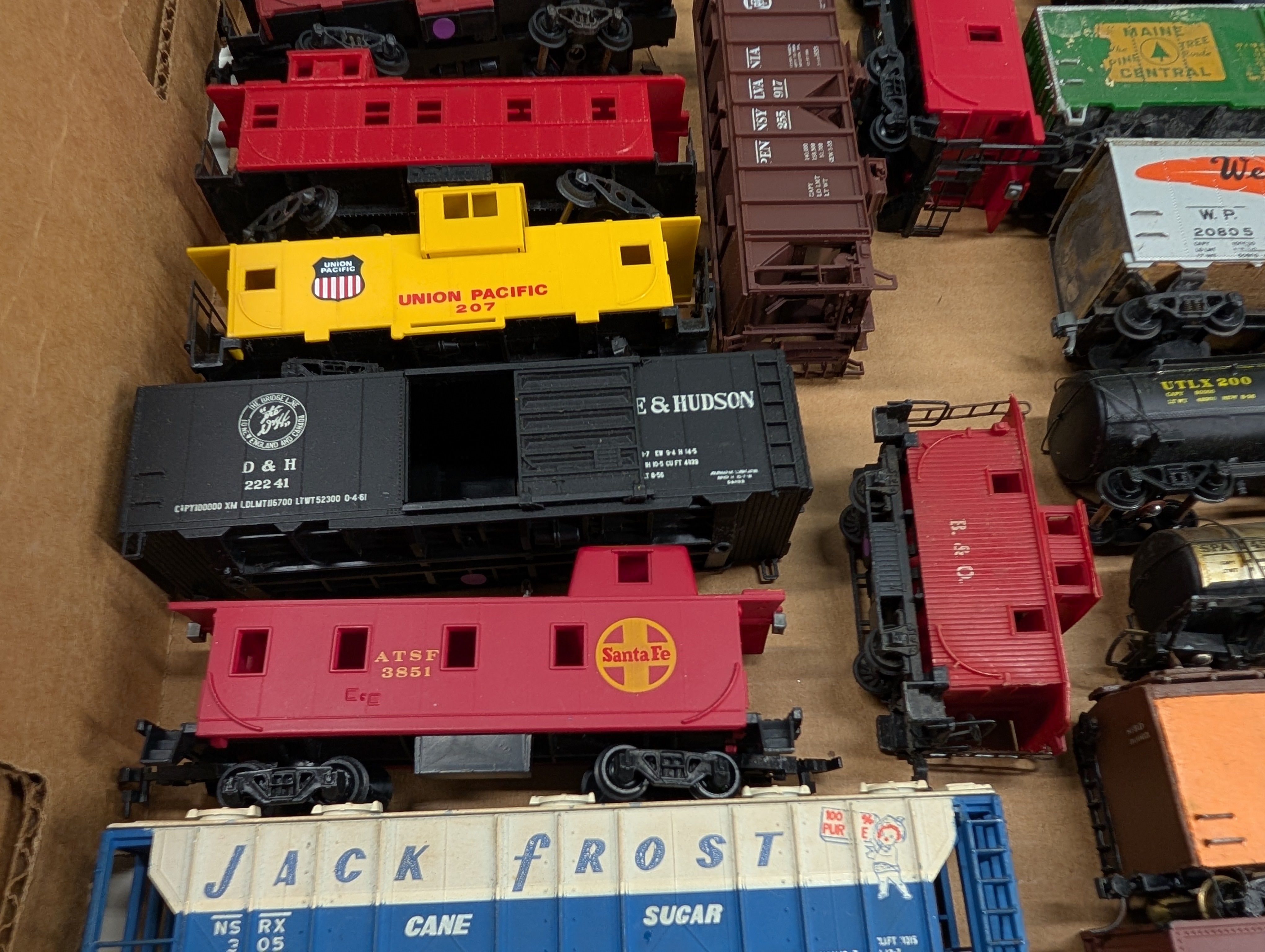 USED HO Scale Lot of Hoppers, Box Cars, Cabooses for Parts/Repairs