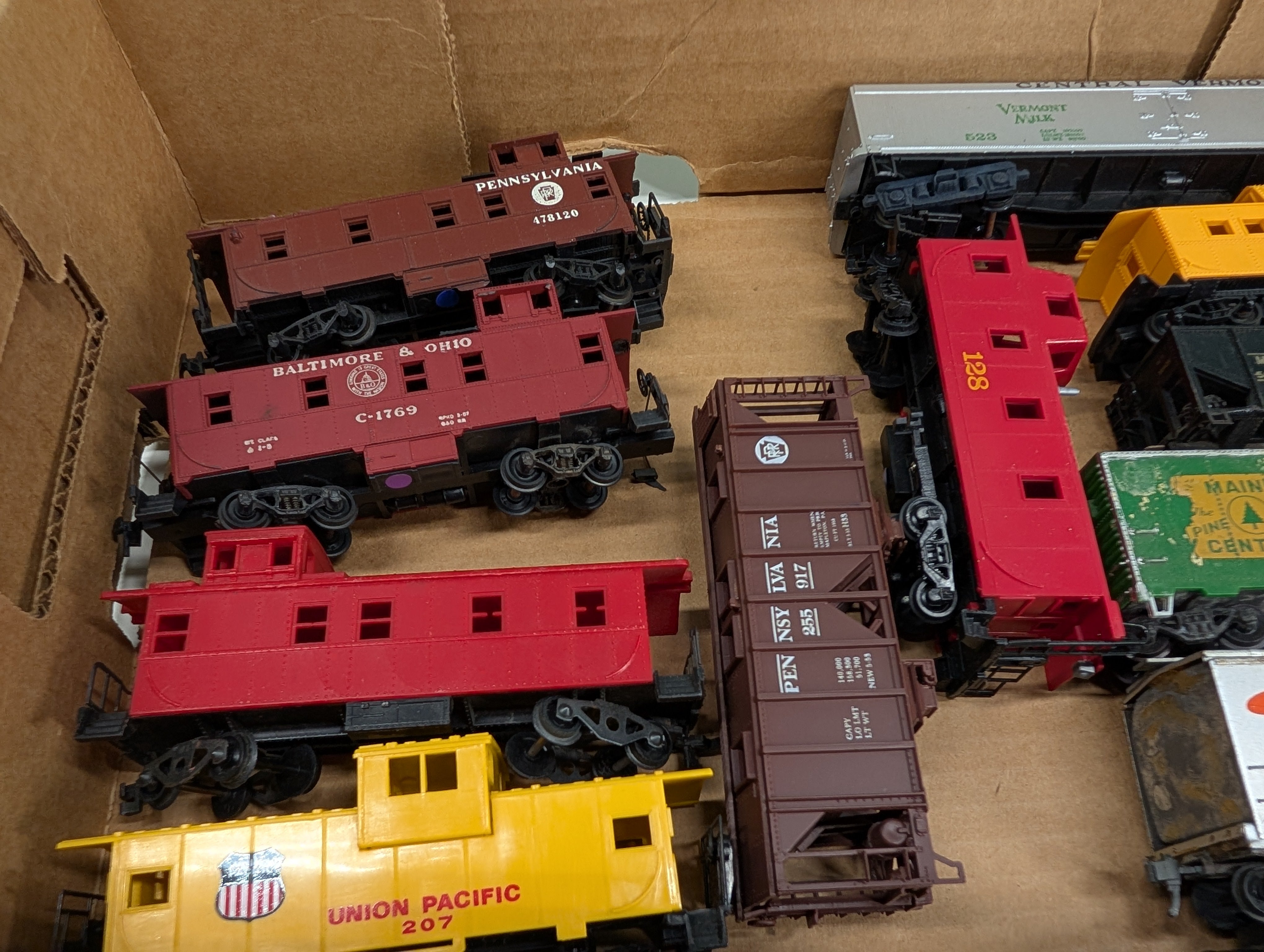 USED HO Scale Lot of Hoppers, Box Cars, Cabooses for Parts/Repairs