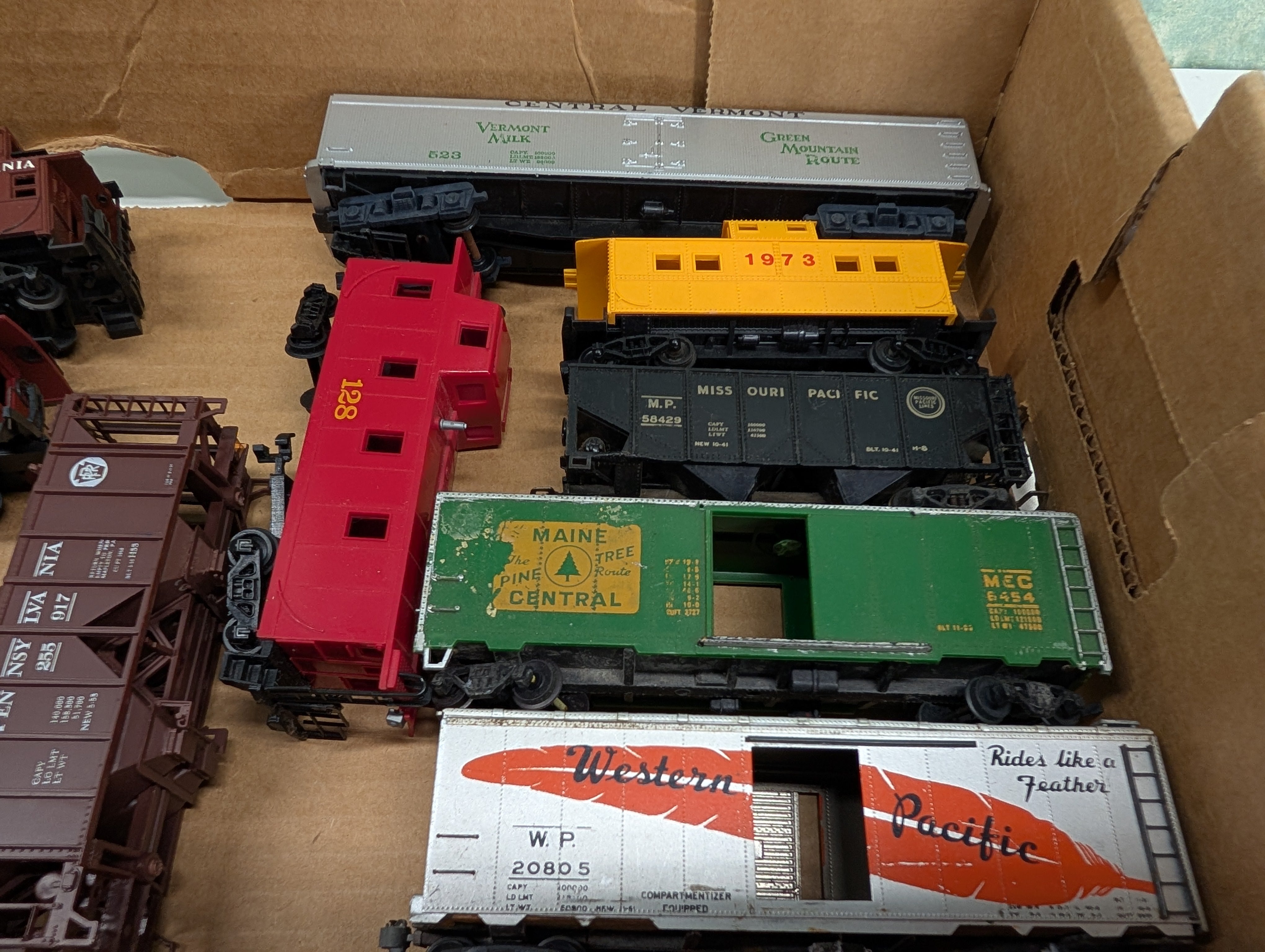 USED HO Scale Lot of Hoppers, Box Cars, Cabooses for Parts/Repairs