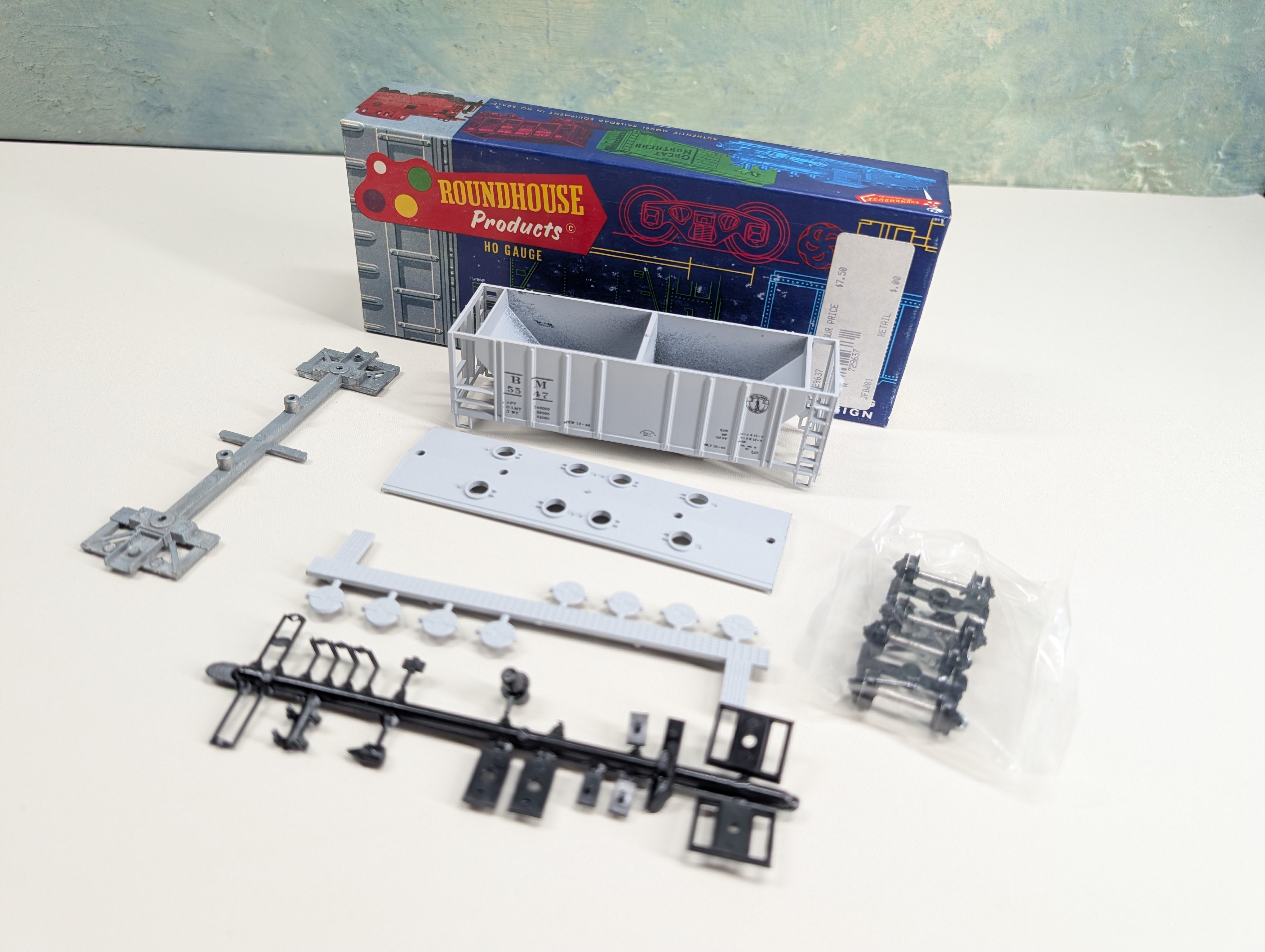 USED Roundhouse HO Scale 2 Bay Covered Hopper Boston and Maine BM #5547 Bev-Bel KIT