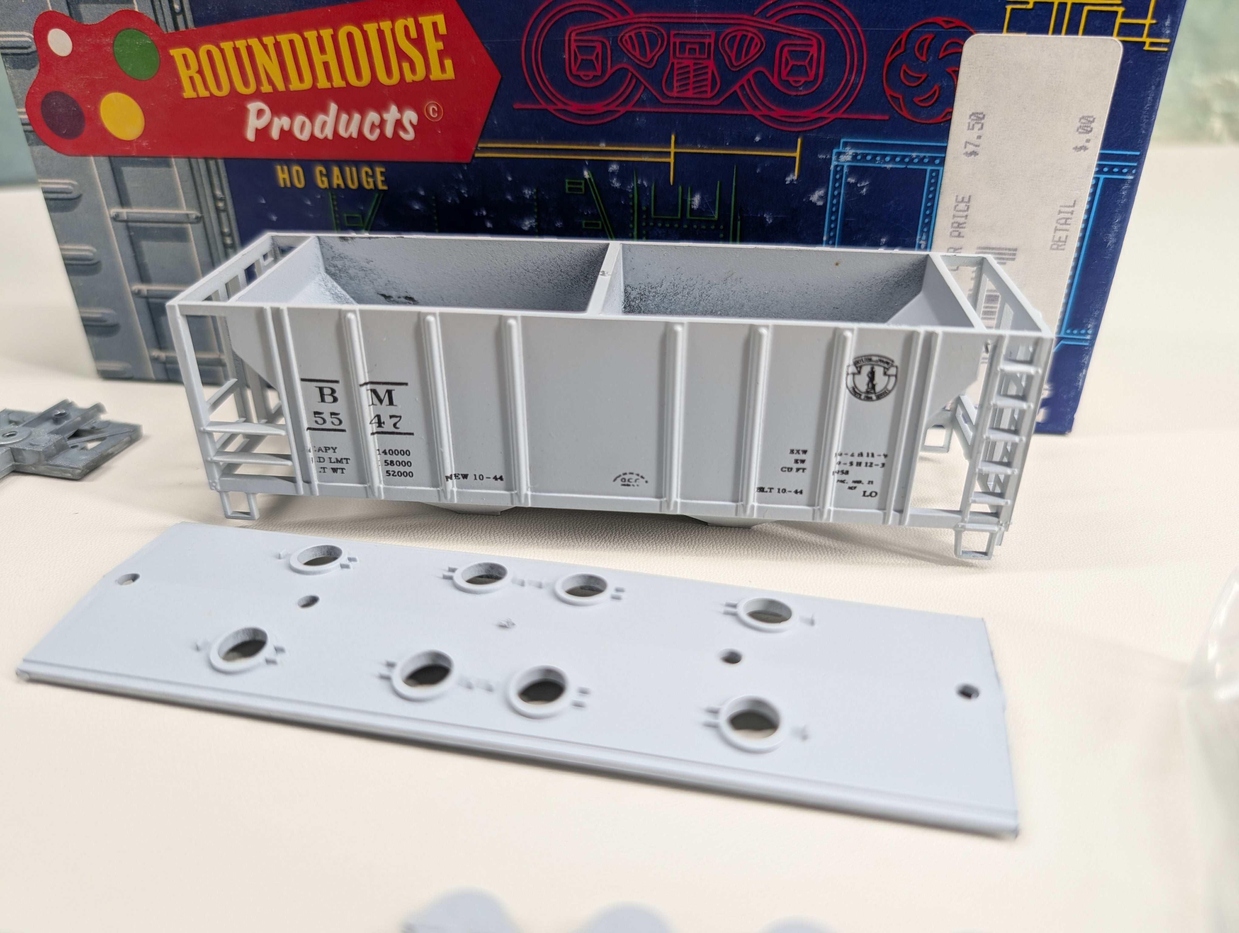USED Roundhouse HO Scale 2 Bay Covered Hopper Boston and Maine BM #5547 Bev-Bel KIT