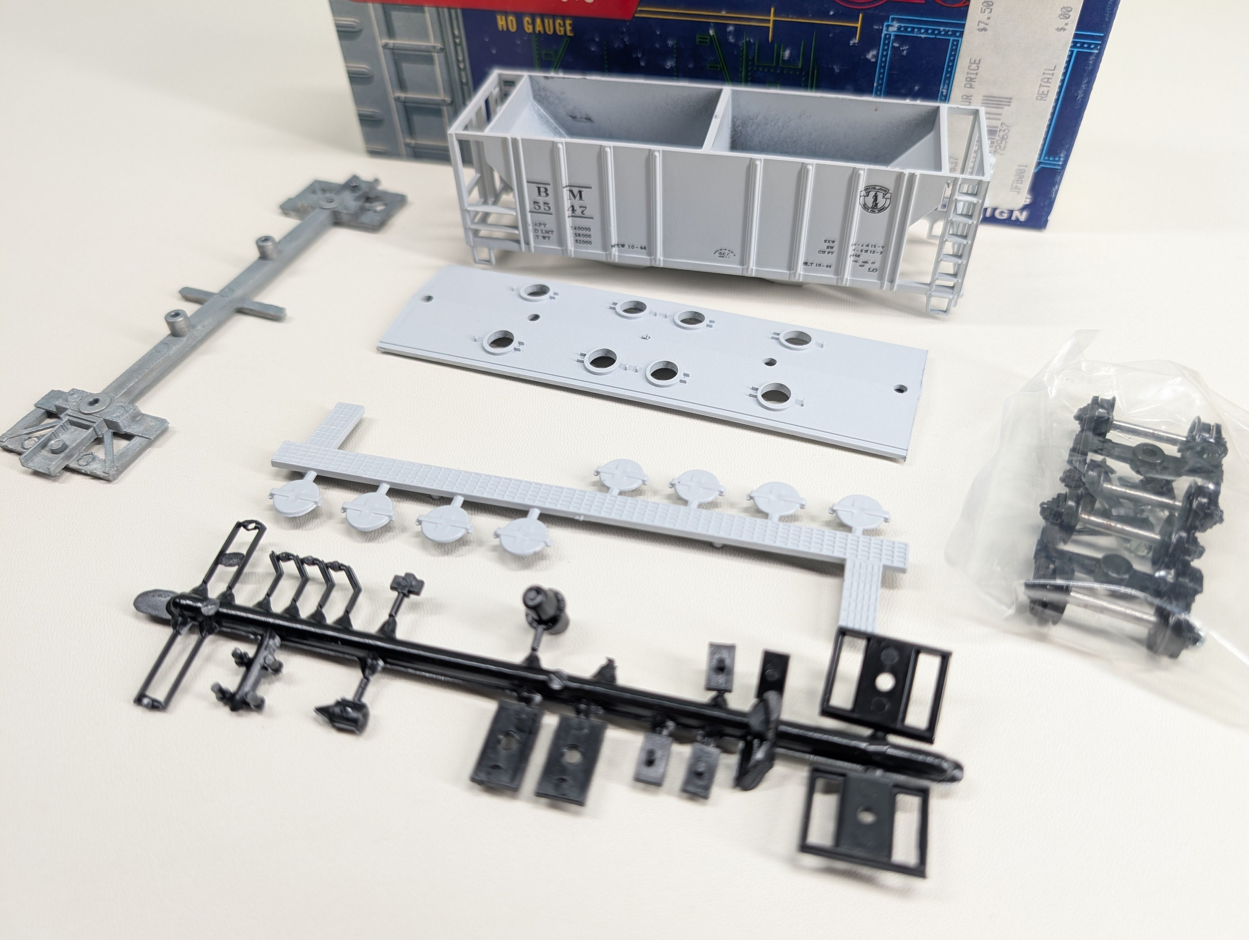 USED Roundhouse HO Scale 2 Bay Covered Hopper Boston and Maine BM #5547 Bev-Bel KIT