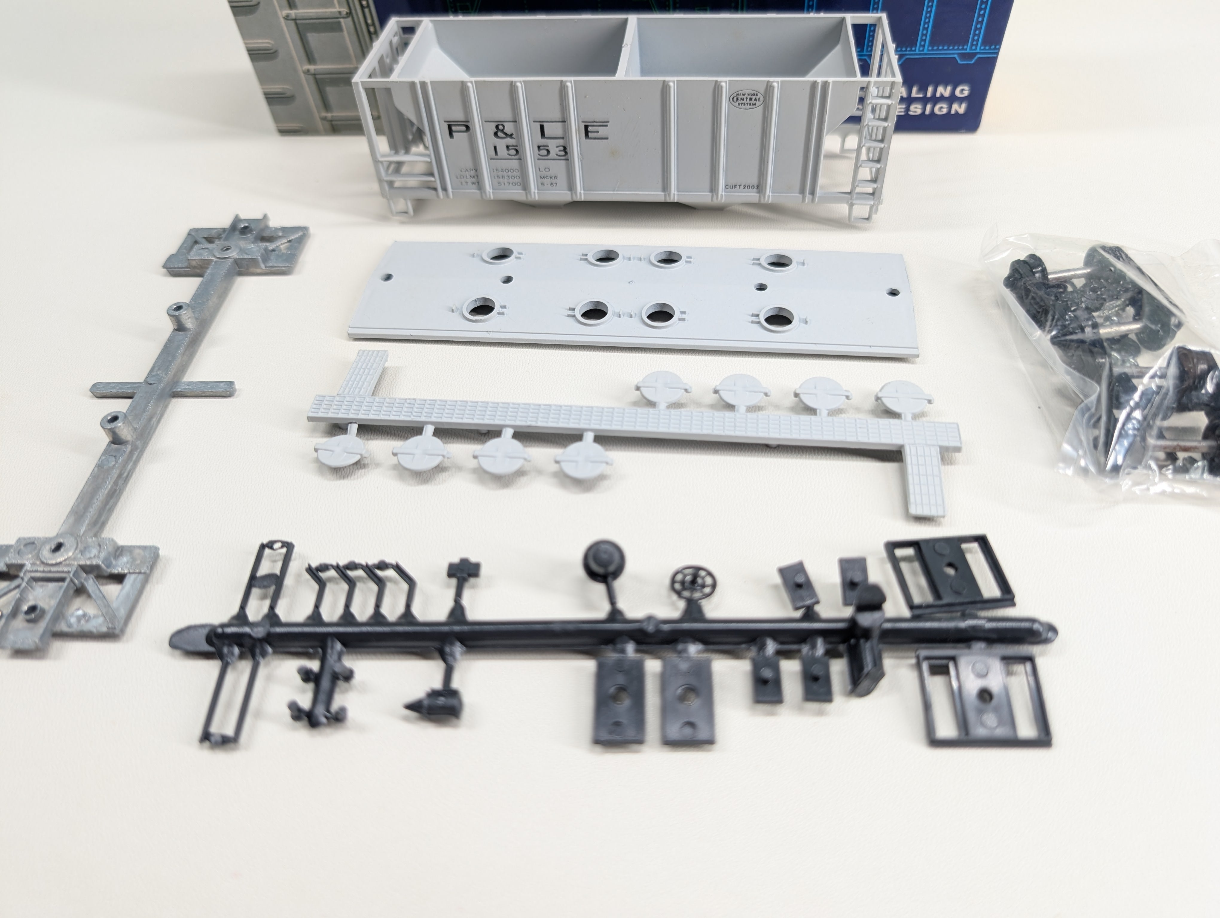 USED Roundhouse HO Scale 2 Bay Covered Hopper Pittsburgh & Lake Erie P&LE #1553 Accurate Finishing KIT