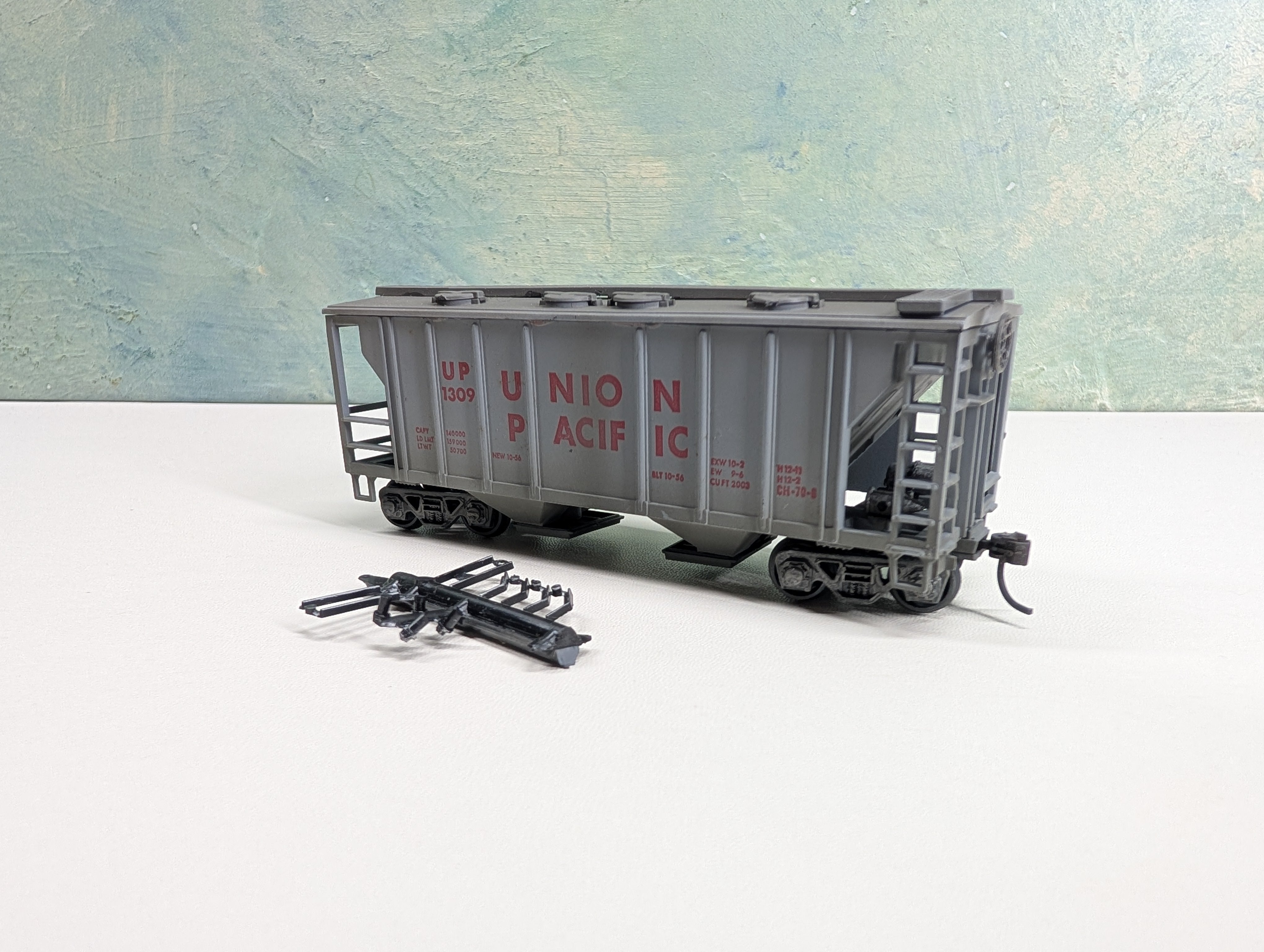 USED Roundhouse HO Scale 2 Bay Covered Hopper Union Pacific UP #1309 Weathered