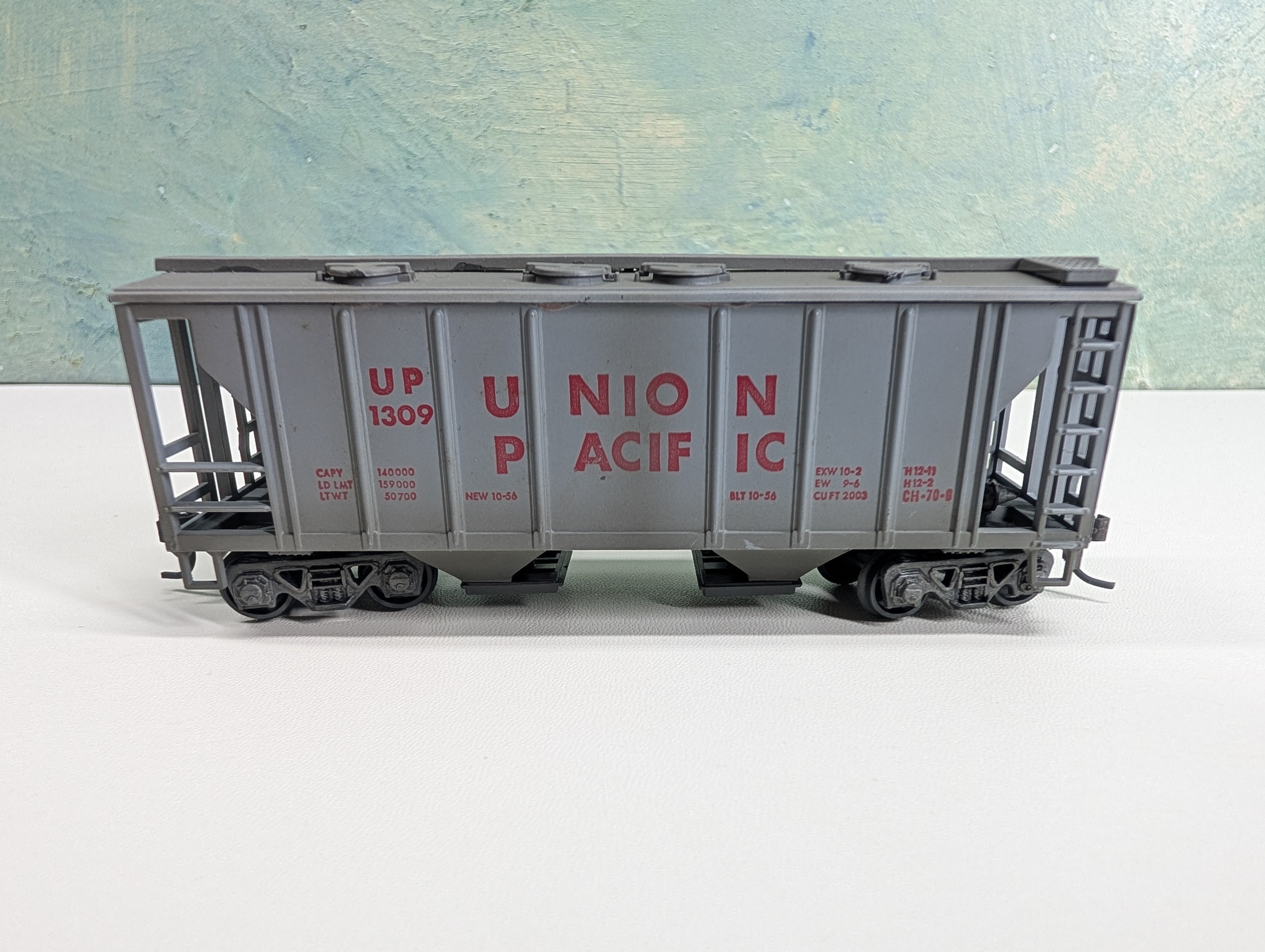 USED Roundhouse HO Scale 2 Bay Covered Hopper Union Pacific UP #1309 Weathered