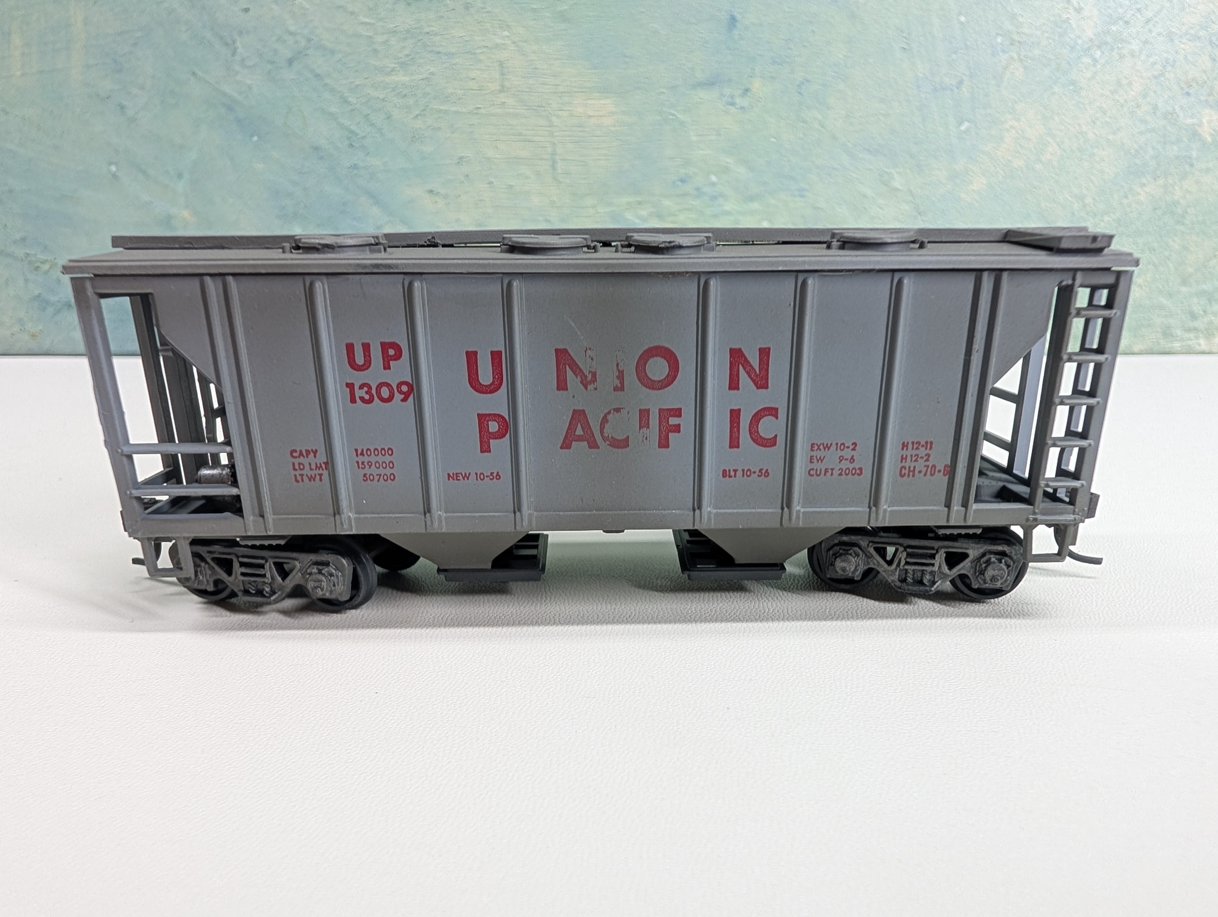 USED Roundhouse HO Scale 2 Bay Covered Hopper Union Pacific UP #1309 Weathered
