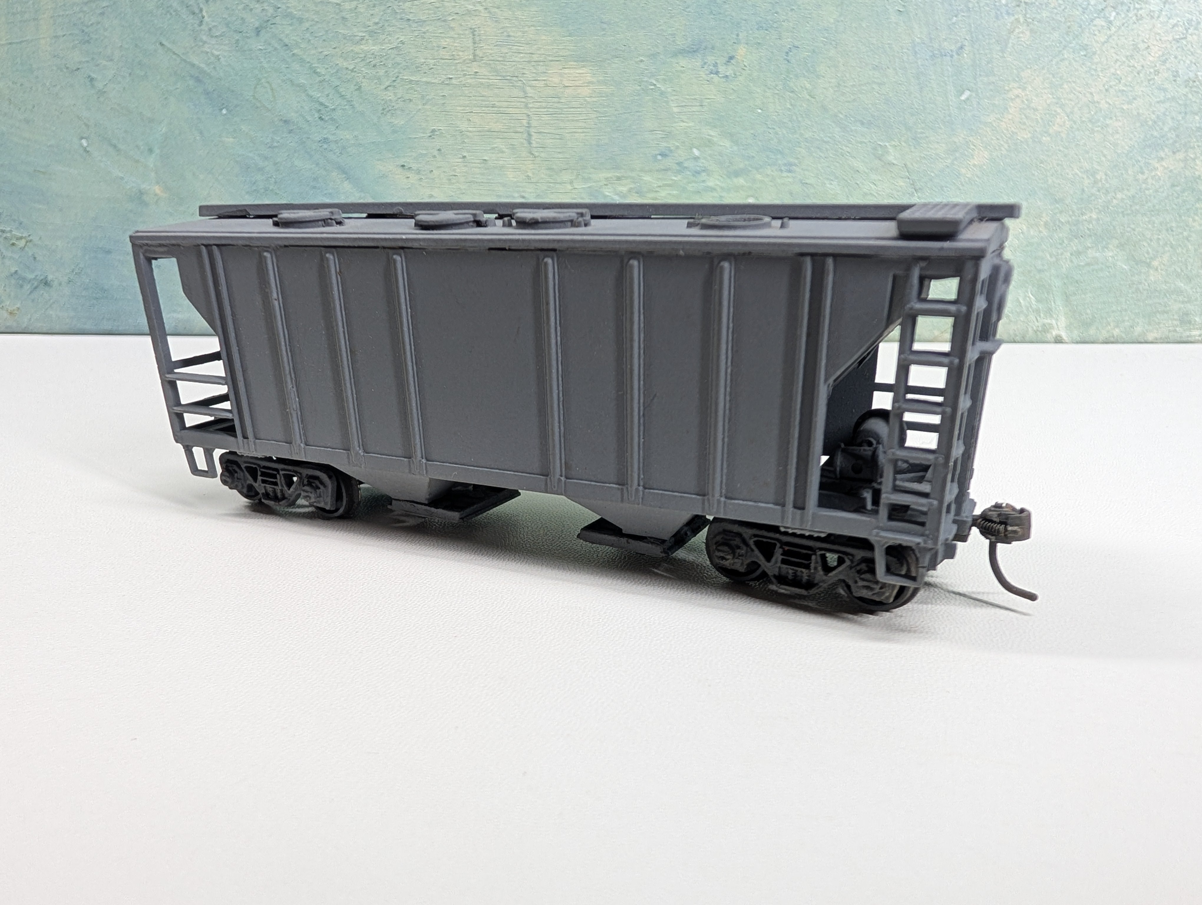 USED Roundhouse HO Scale 2 Bay Covered Hopper Undecorated Gray