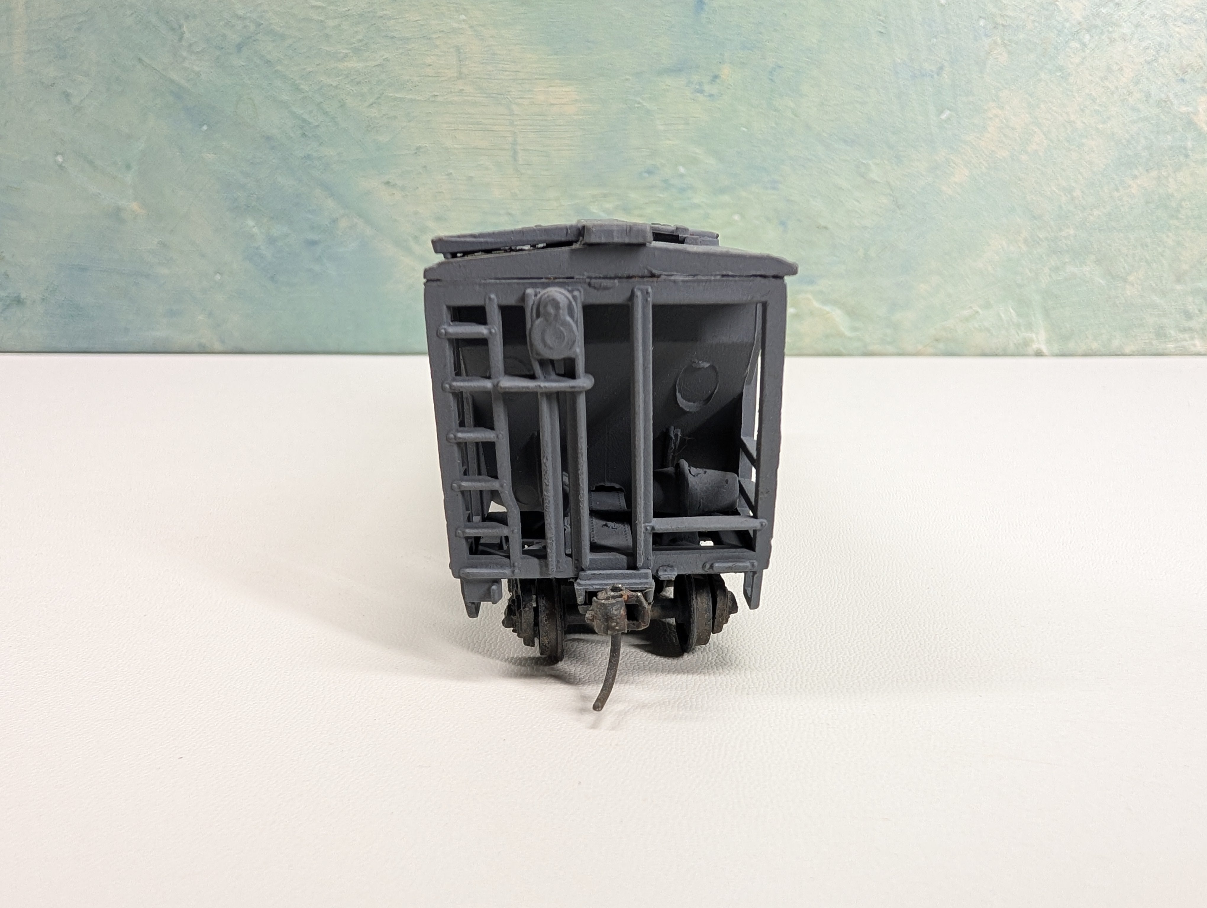 USED Roundhouse HO Scale 2 Bay Covered Hopper Undecorated Gray