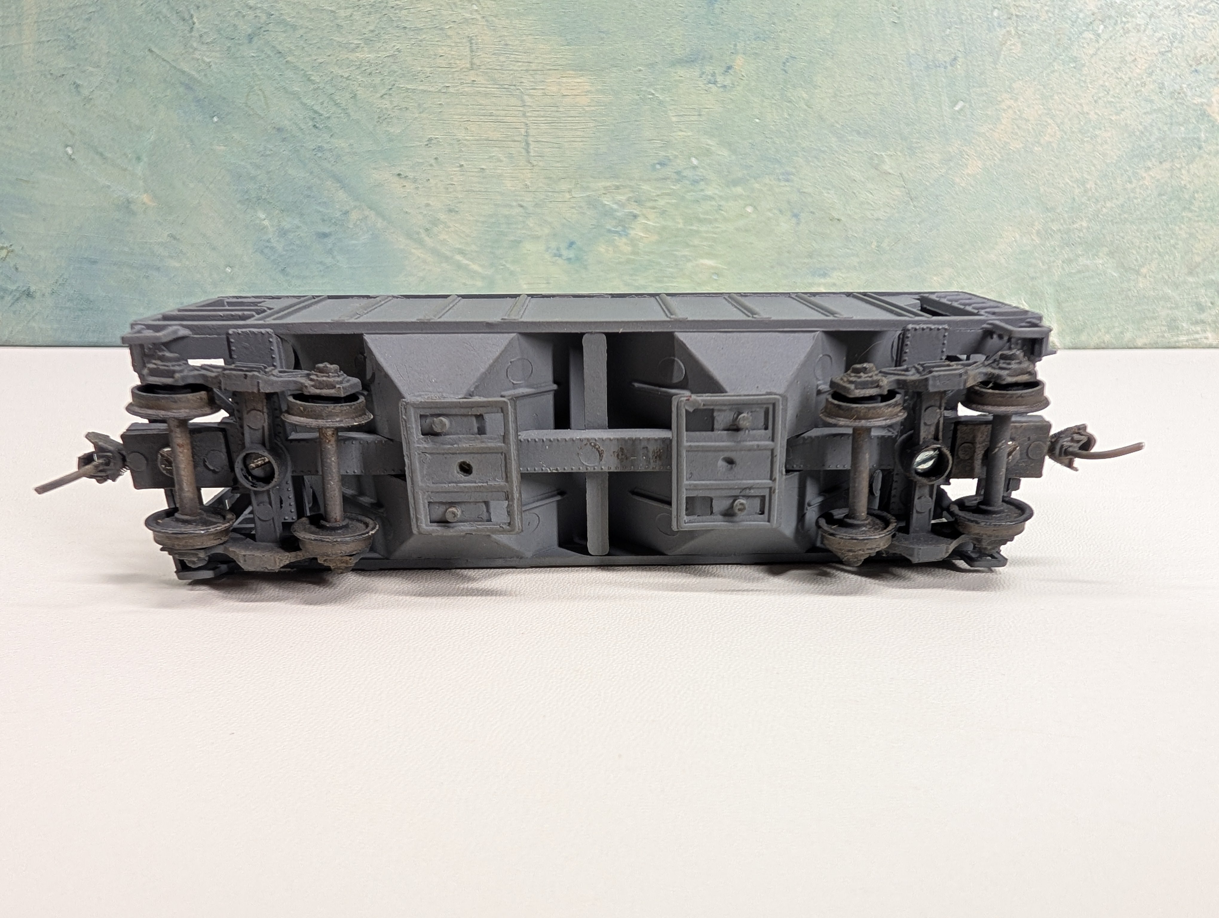 USED Roundhouse HO Scale 2 Bay Covered Hopper Undecorated Gray