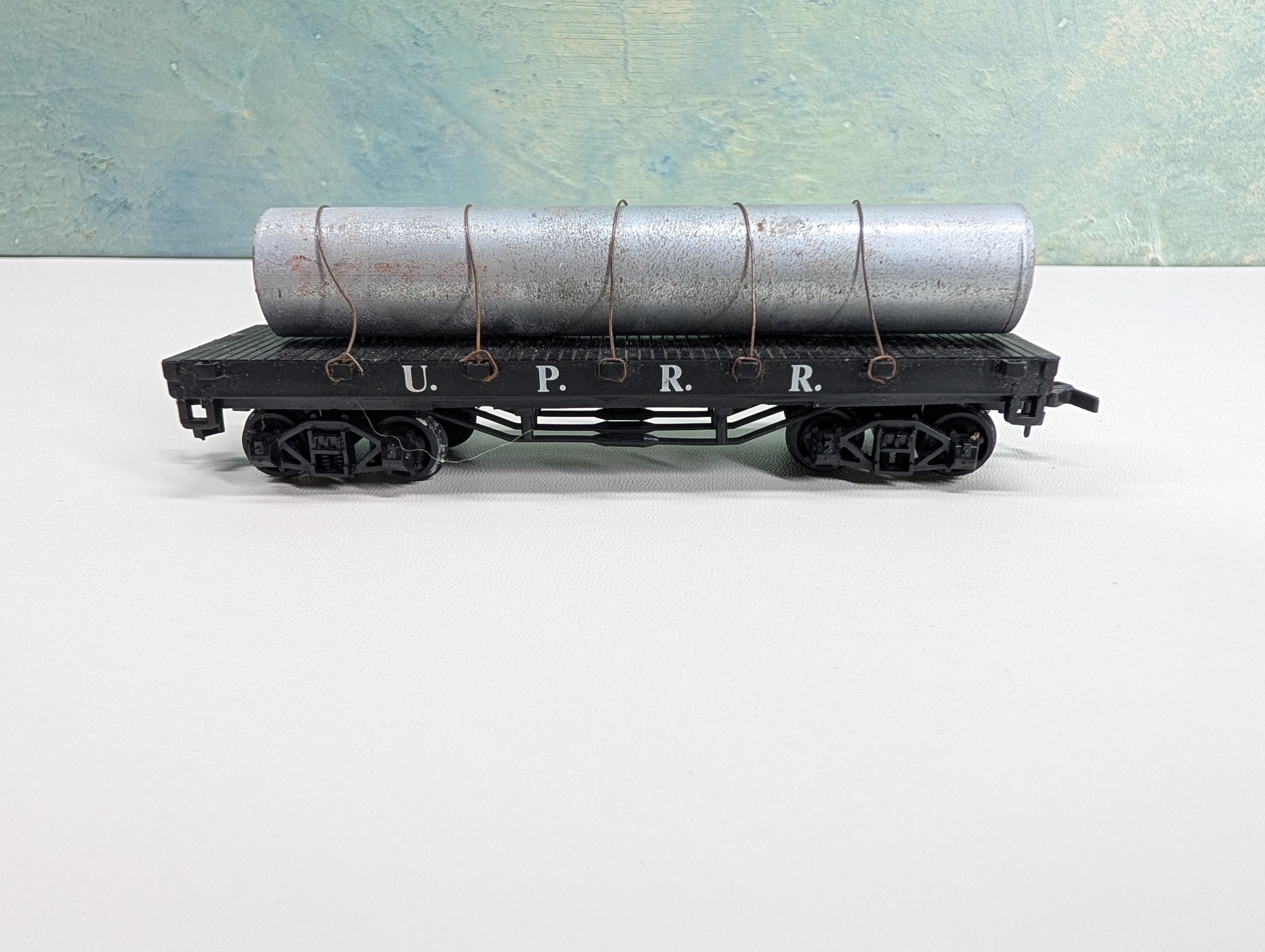USED Bachmann HO Scale 34' Old Time Flat Car Union Pacific w/ Pipe Load