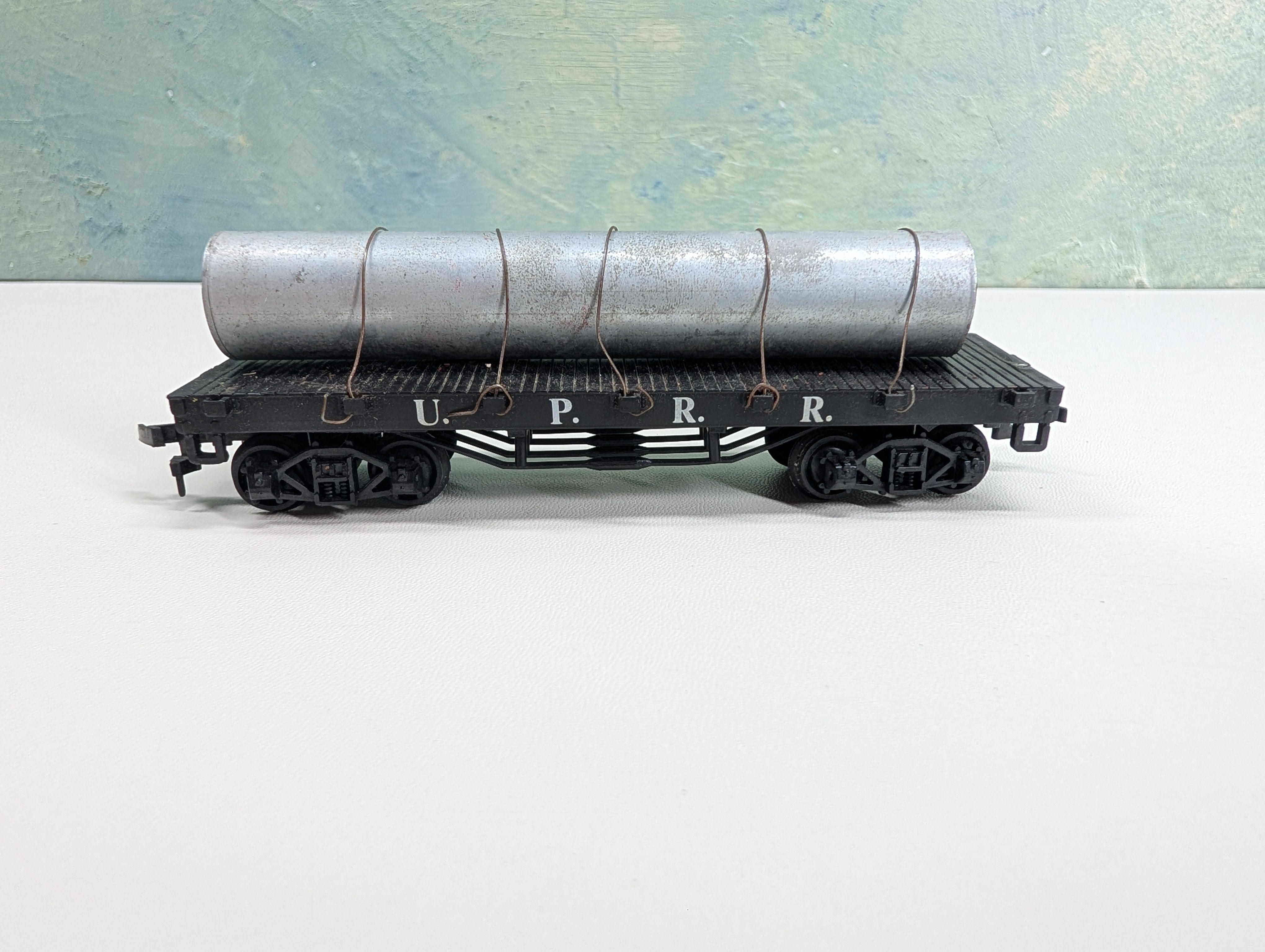 USED Bachmann HO Scale 34' Old Time Flat Car Union Pacific w/ Pipe Load