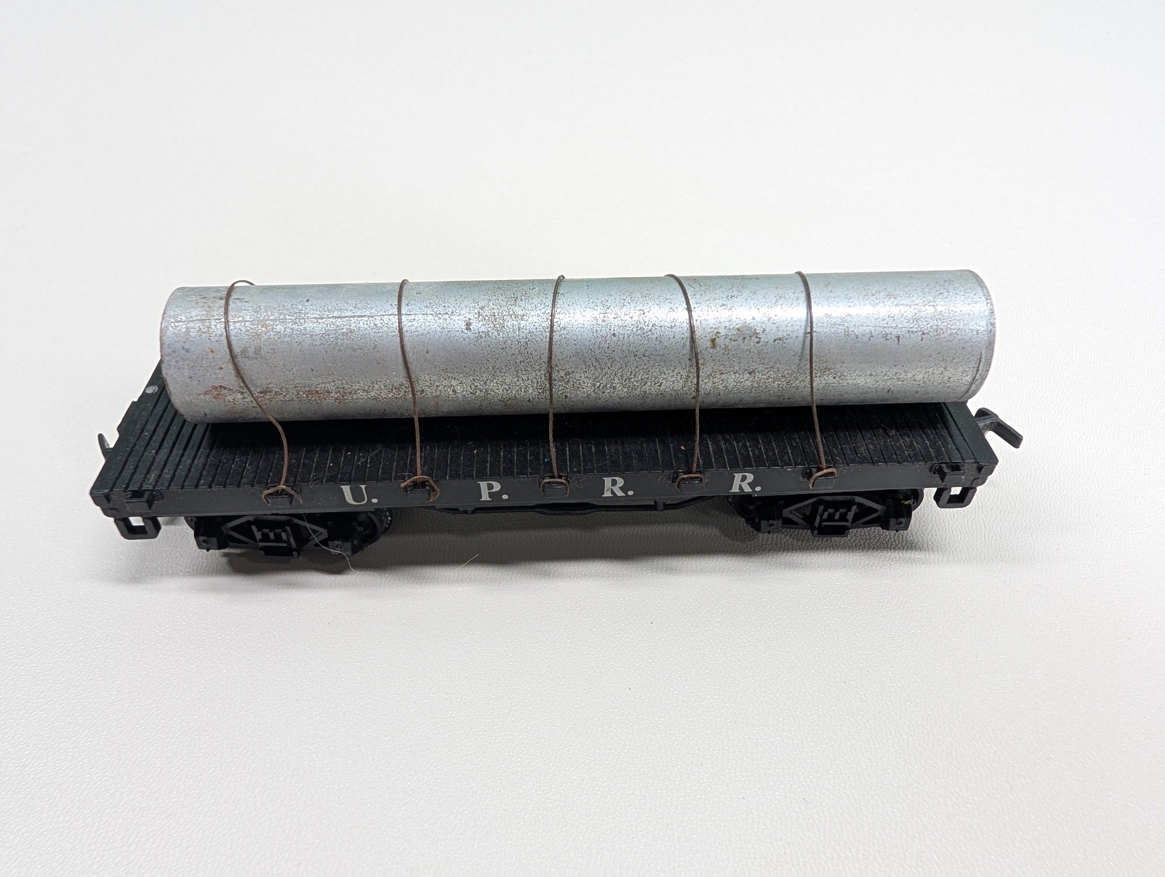 USED Bachmann HO Scale 34' Old Time Flat Car Union Pacific w/ Pipe Load