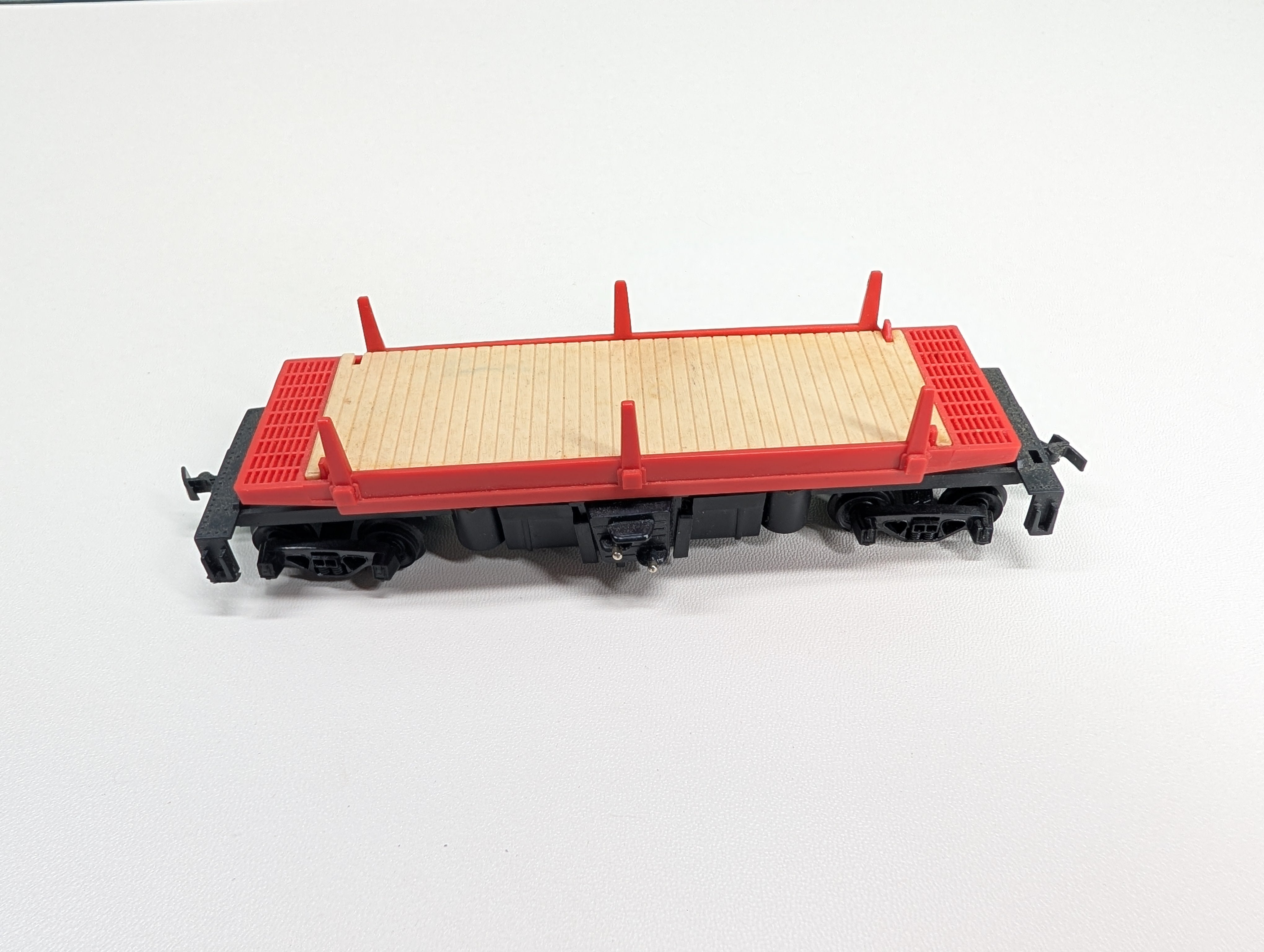 USED Tyco HO Scale Dumping Flat Car w/ Stakes