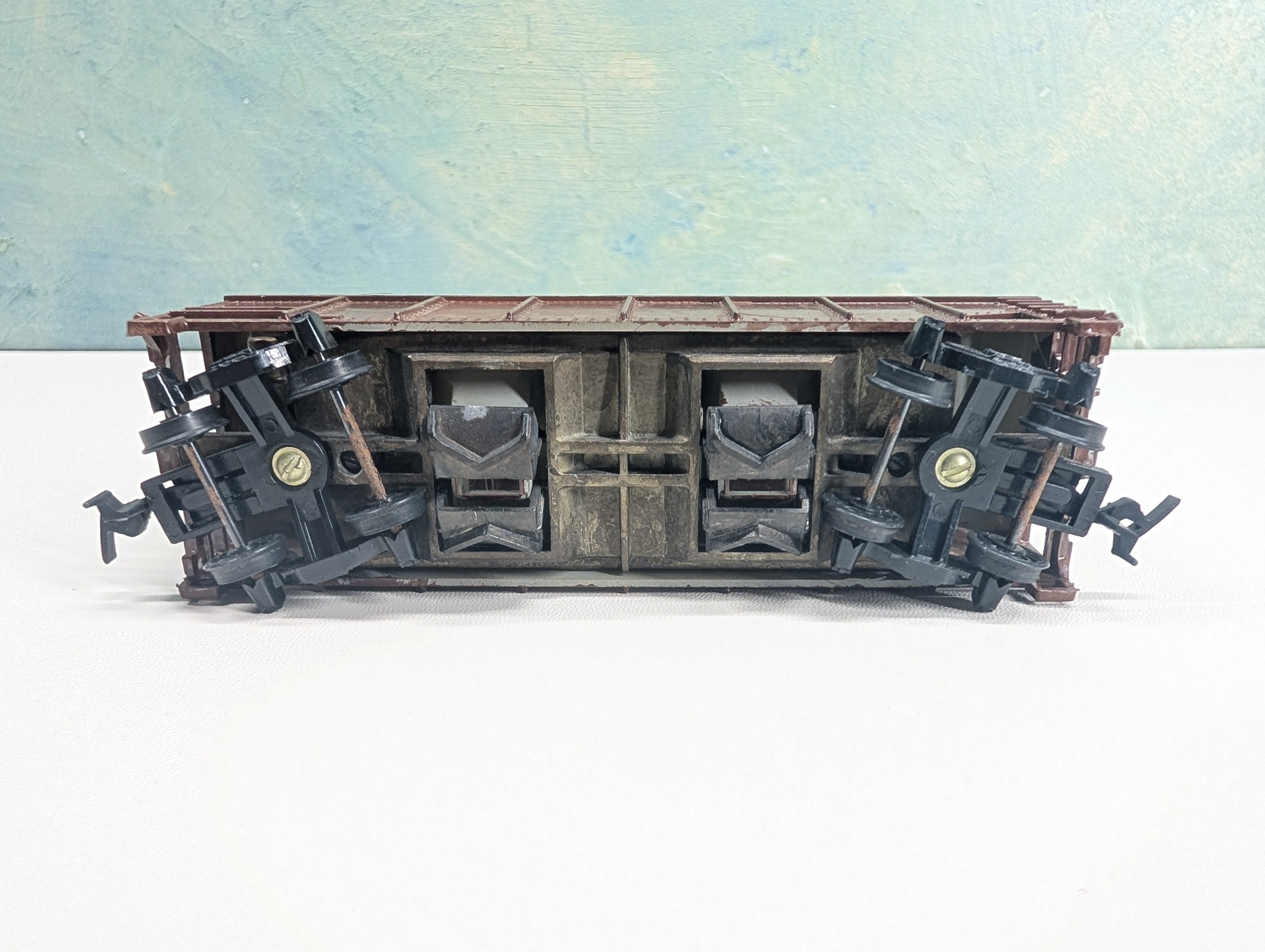 USED Tyco HO Scale Painted Brown Undecorated Covered 2 Bay Operating Hopper