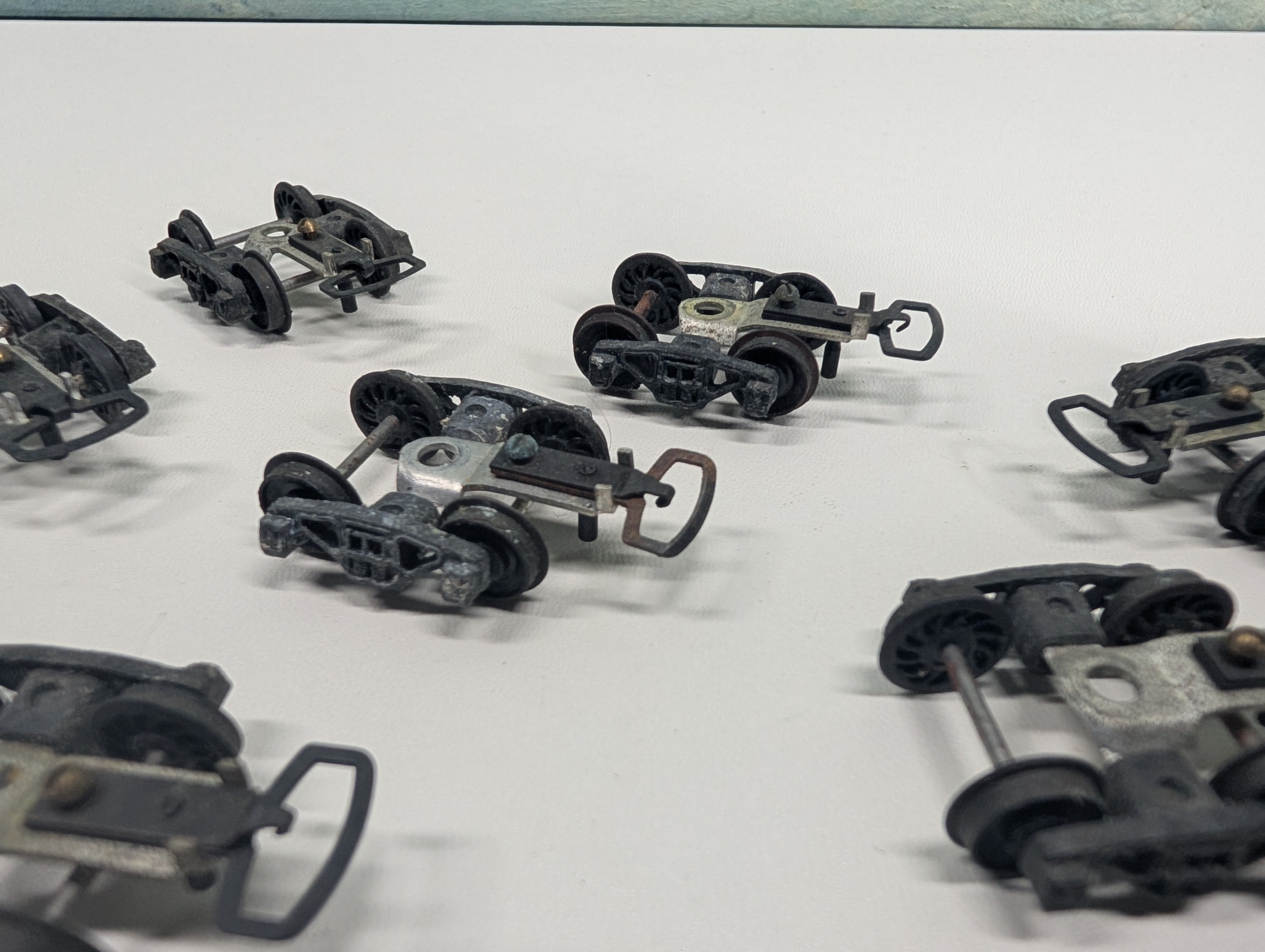 USED HO Scale Trucks w/ Euro Style Couplers (12 pcs)