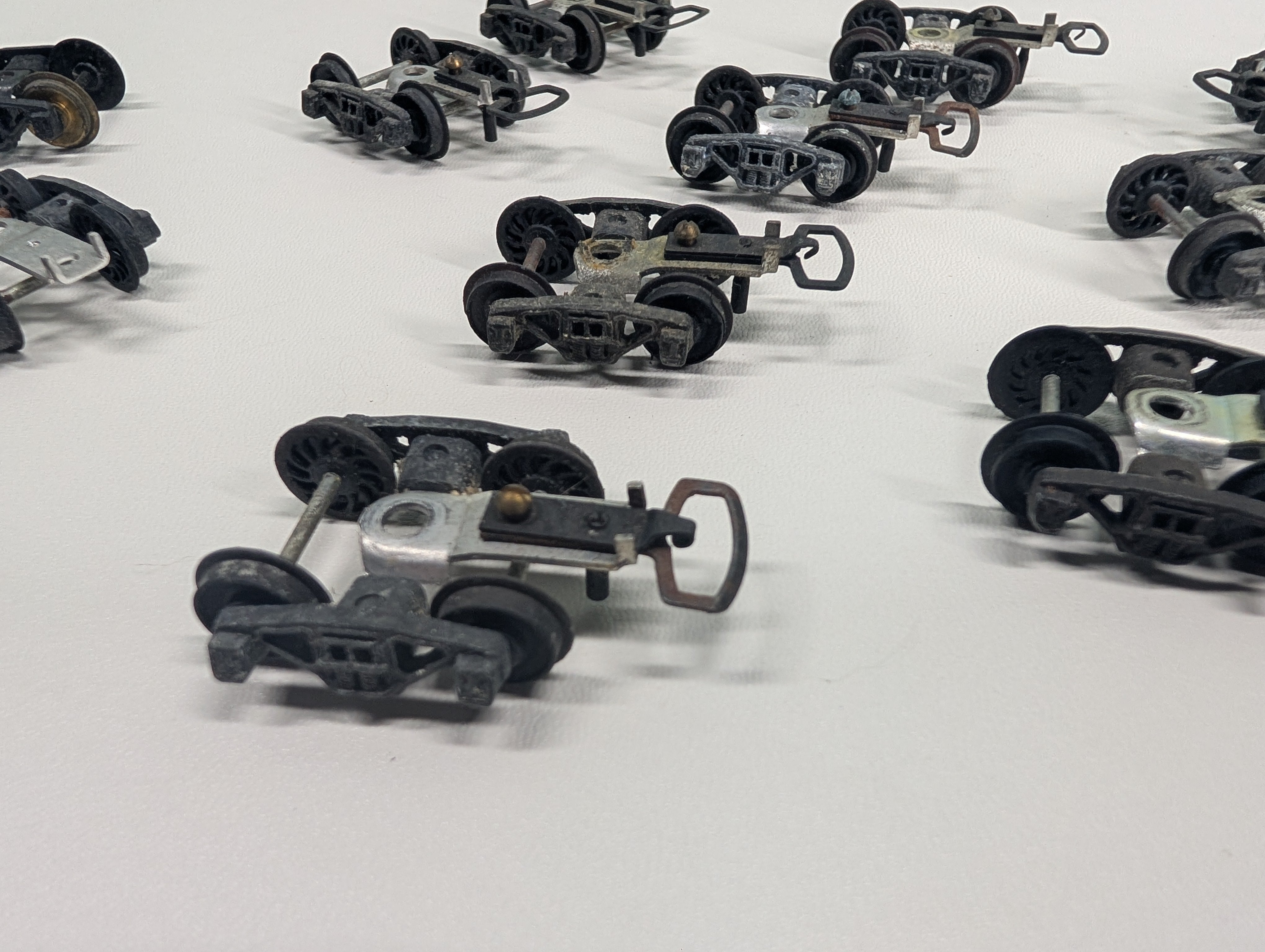 USED HO Scale Trucks w/ Euro Style Couplers (12 pcs)