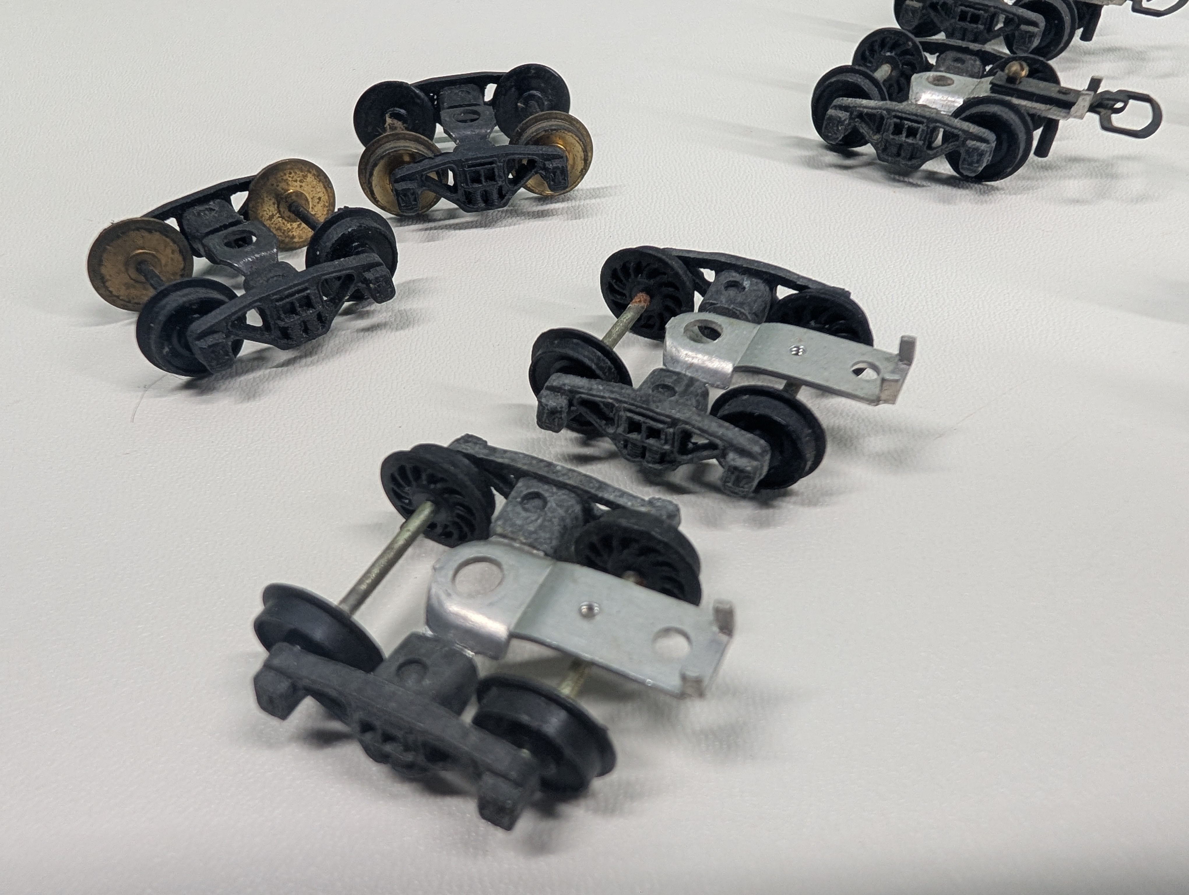 USED HO Scale Trucks w/ Euro Style Couplers (12 pcs)
