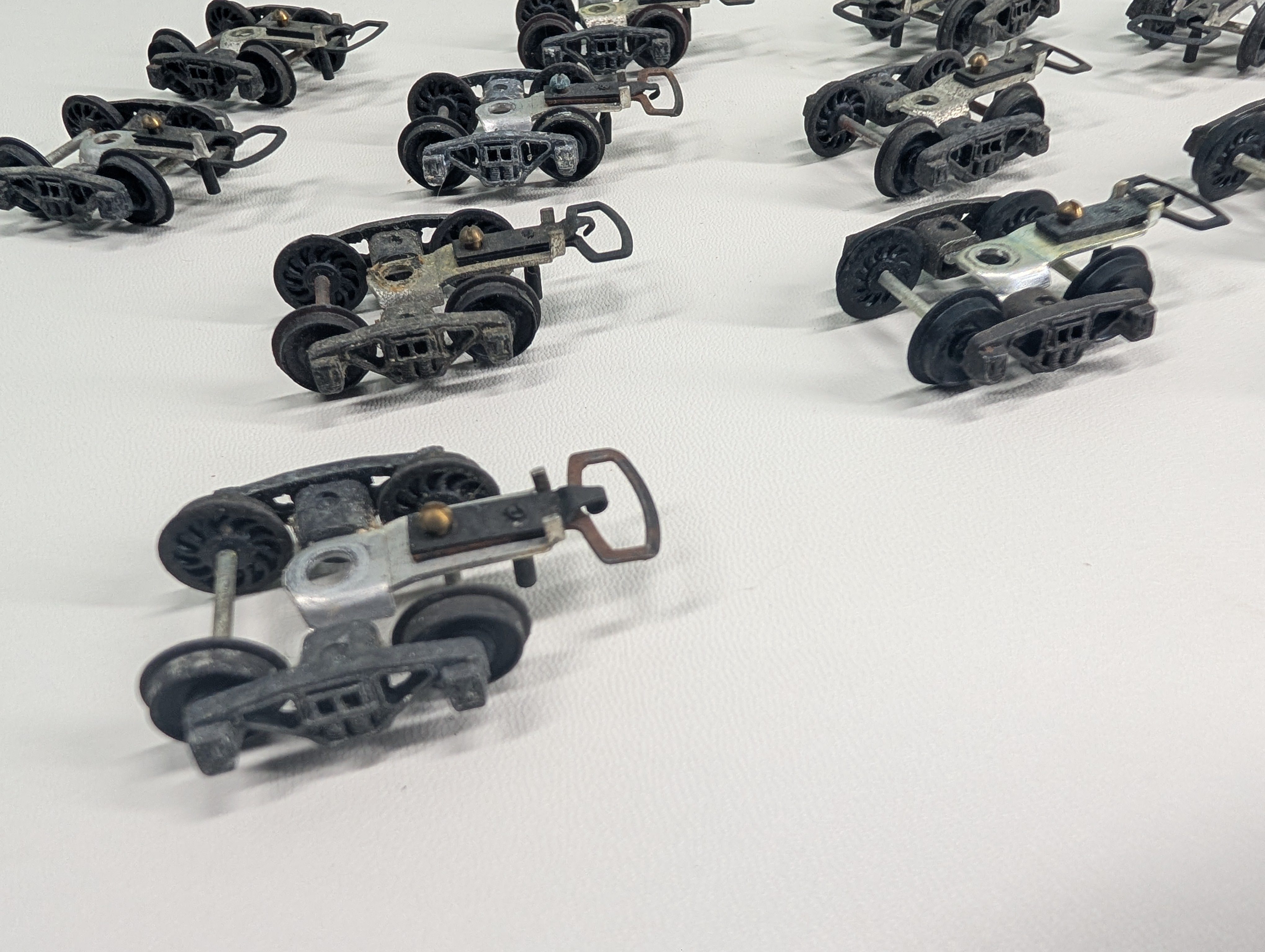 USED HO Scale Trucks w/ Euro Style Couplers (12 pcs)