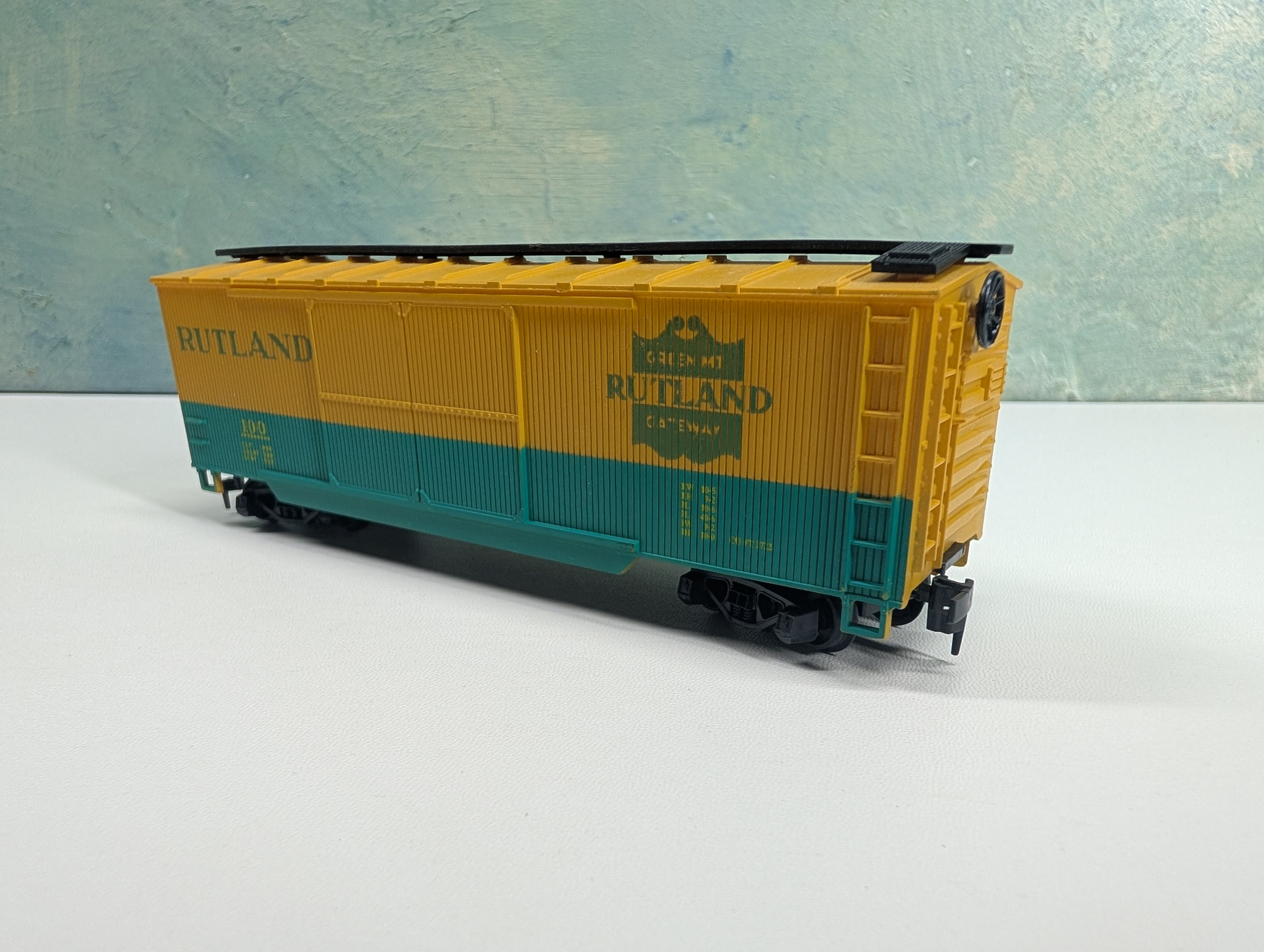 USED HO Scale 40' Wooden Box Car Rutland #100