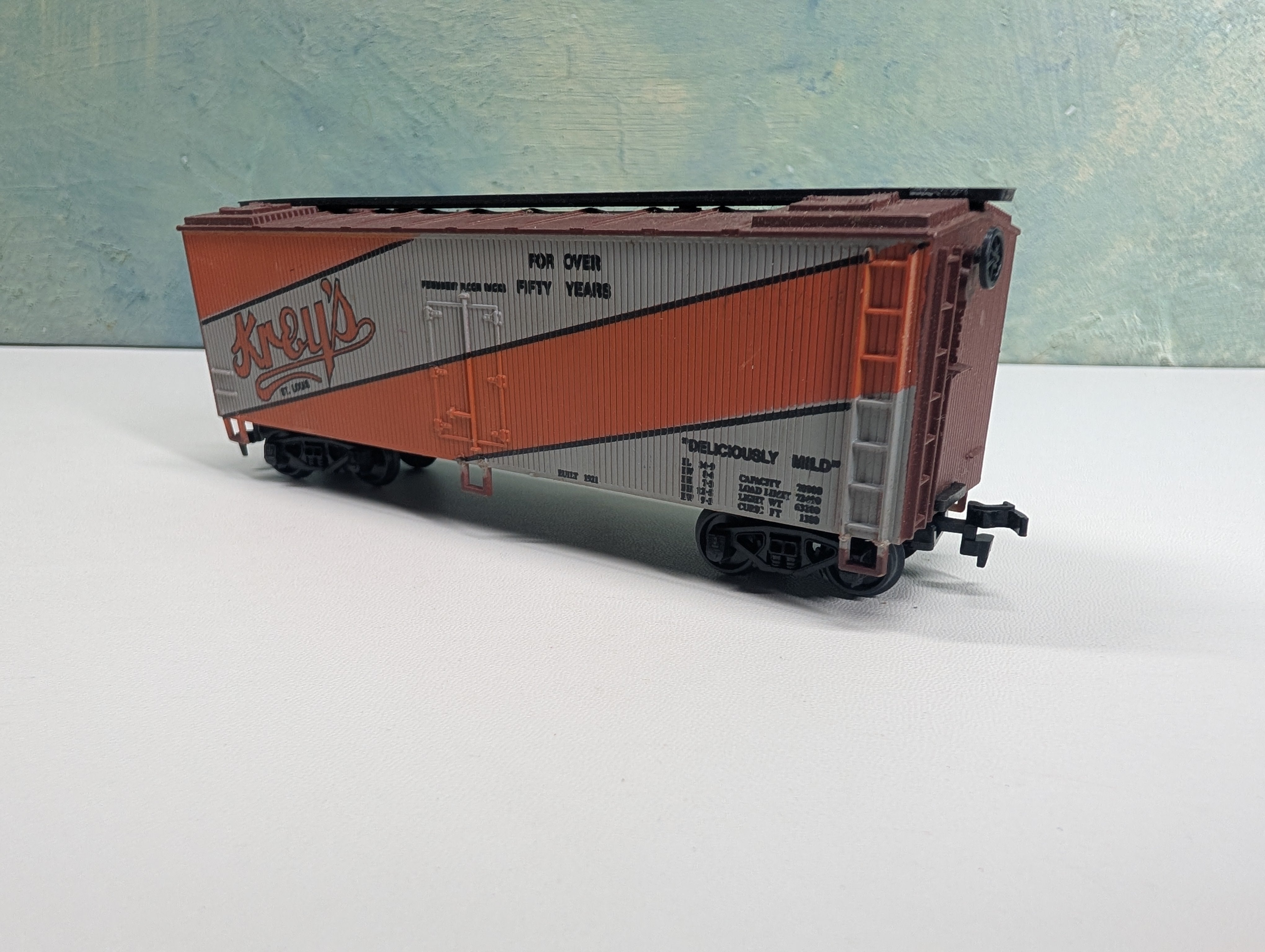 USED HO Scale 40' Wooden Billboard Box Car Krey's