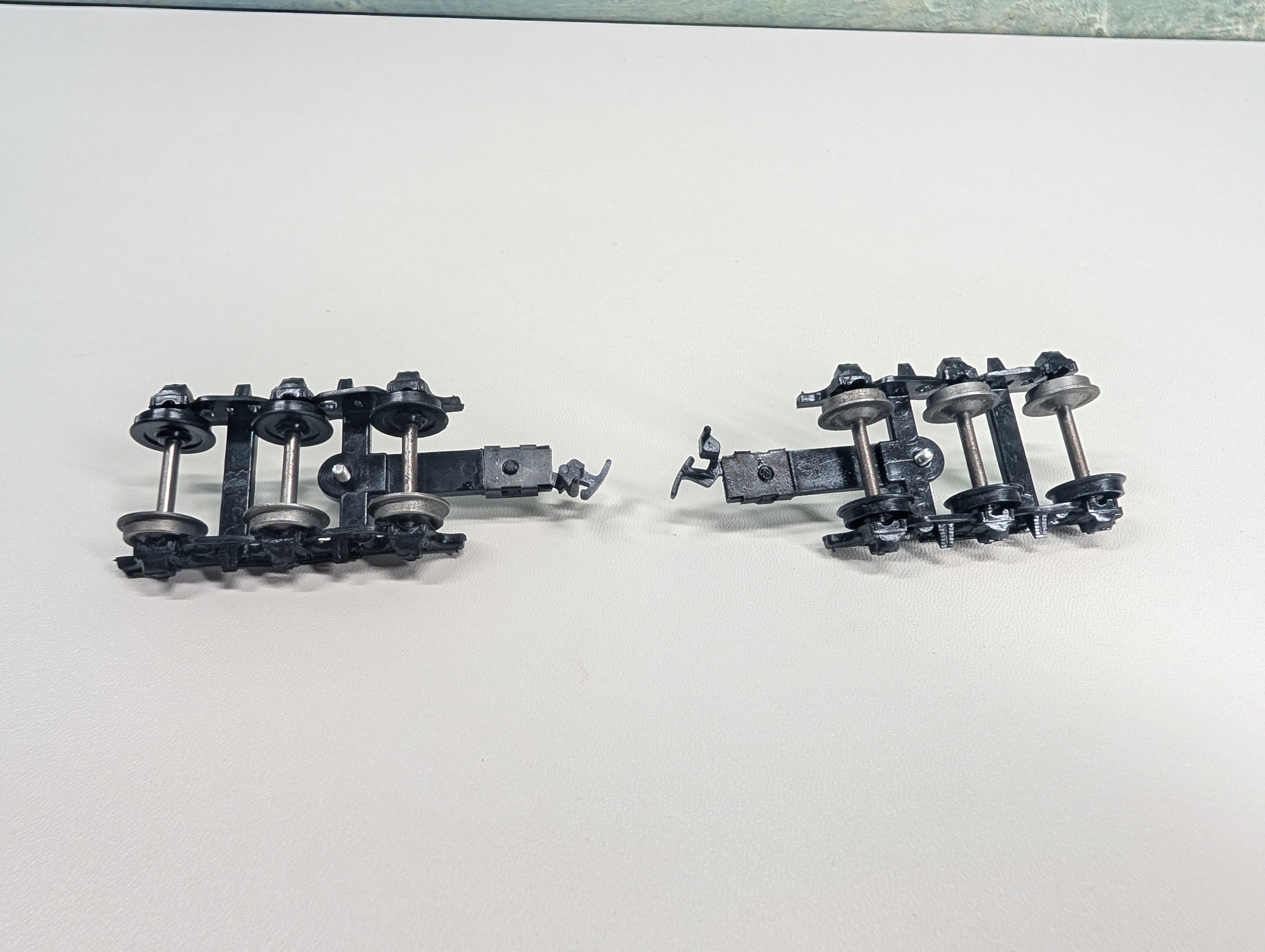 USED Athearn HO Scale Pair of Three Axle Passenger Car Trucks