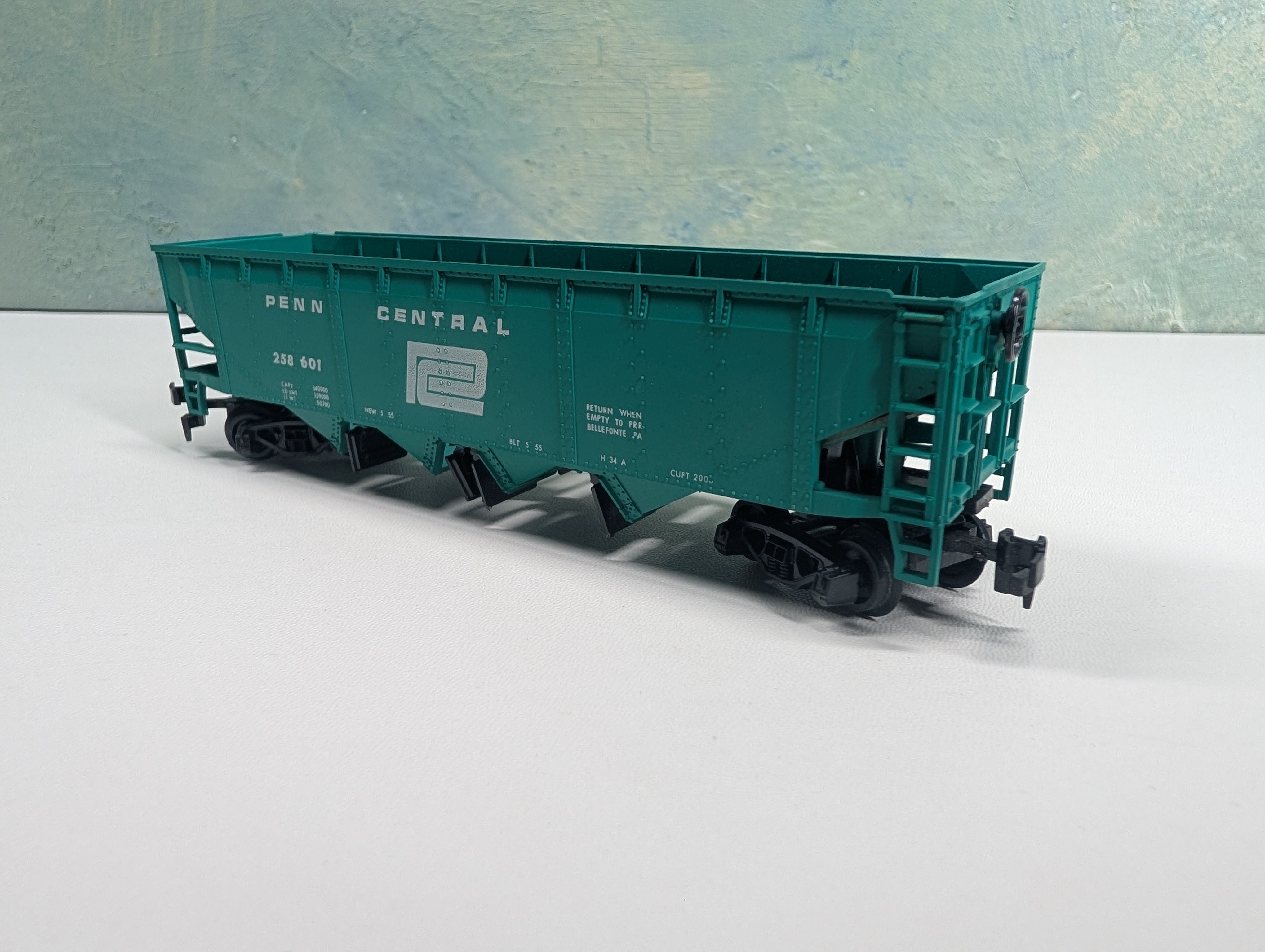 USED HO Scale 4 Bay Operating Hopper Penn Central PC #258601