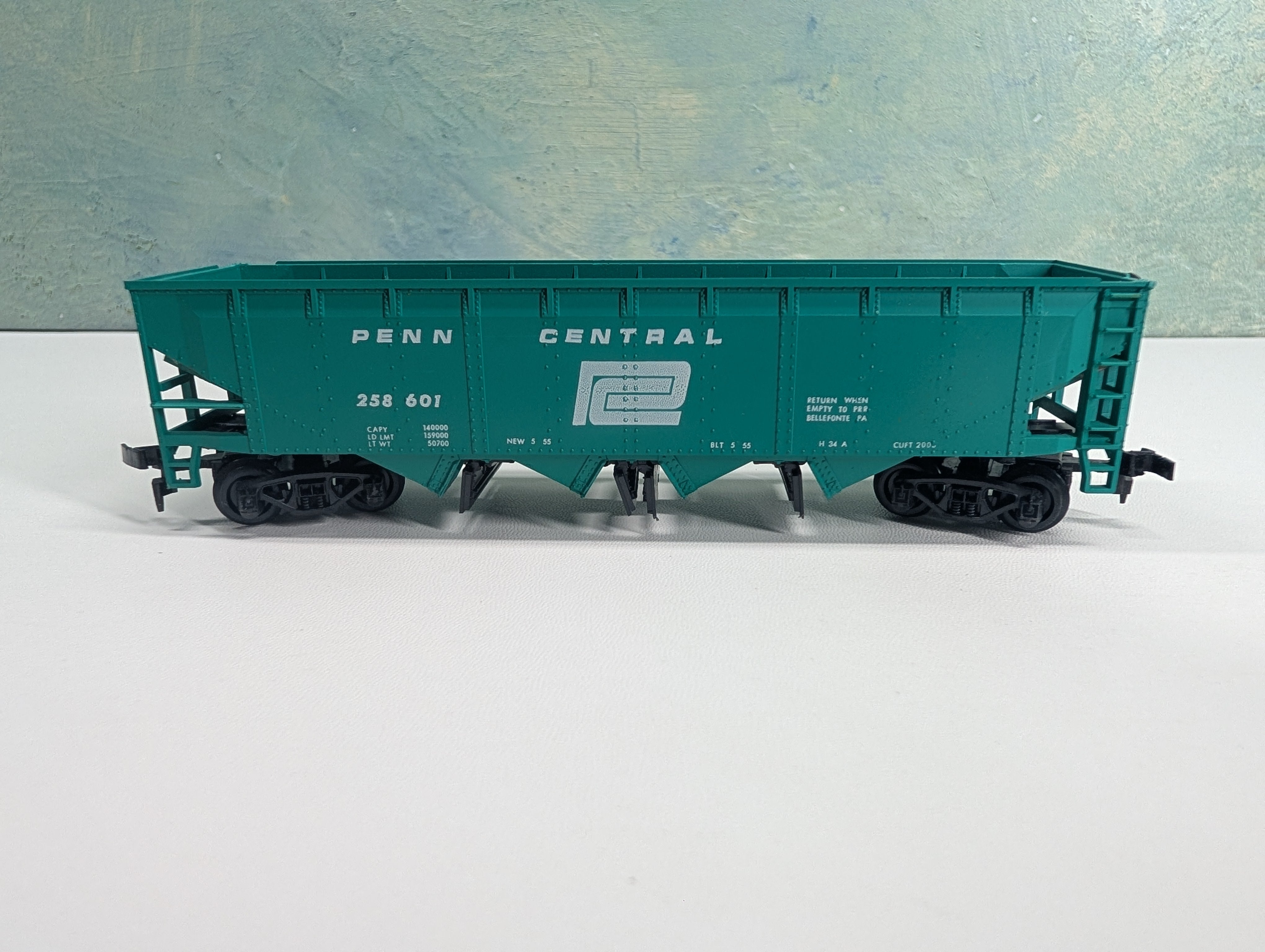 USED HO Scale 4 Bay Operating Hopper Penn Central PC #258601