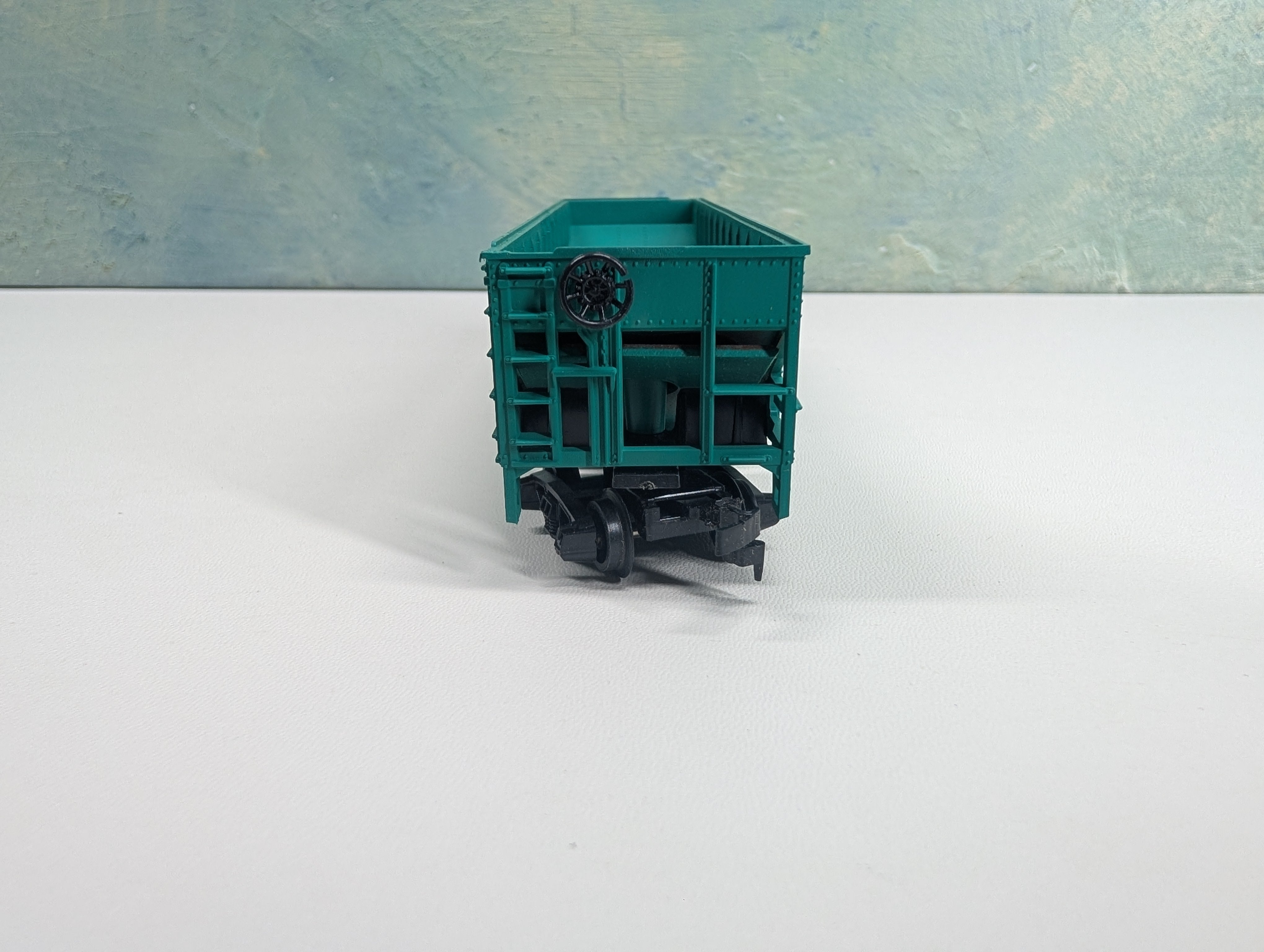 USED HO Scale 4 Bay Operating Hopper Penn Central PC #258601